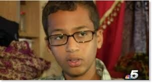 Image de Faits Divers. Le jeune Ahmed Mohamed de 14 ans a crée la panique dans son école aux Etats-Unis après que ces enseignants ait pris son invention, une horloge, pour une bombe. Immédiatement l’adolescent s’est vu arrêter et mis en garde à vue. Après vérification, les autorités se sont rendu compte que c’était juste une horloge inventée par l’adolescent et apporté à l’écoles pour selon lui impressionné ses amis et ses enseignants? Au vu de tout ceci, que pensez-vous de la réaction des enseignants de l’adolescent ? Était-ce par prévention ou simplement de la méfiance exprimée à l’égard du jeune homme qui se veut être un arabe ? Rappelons que le président américain Obama et Mark Zuckerberg de Facebook aient demandé à rencontrer le jeune homme afin de lui exprimer leur soutien et lui dire combien ils sont fiers de lui pour son invention.