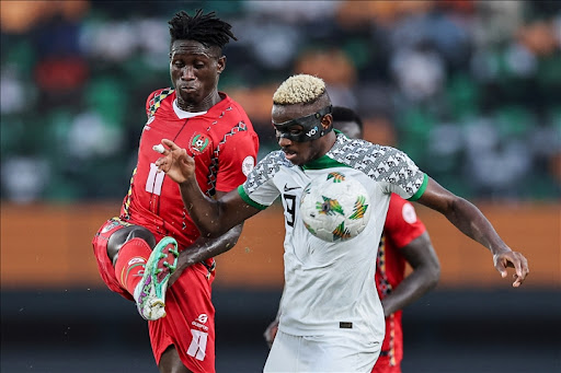 Image de Football. L'équipe du Nigeria, surnommée les "Super Eagles", a réussi à se frayer un chemin jusqu'aux huitièmes de finale de la Coupe d’Afrique des Nations (CAN) 2023, grâce à une victoire étroite mais décisive de 1-0 contre la Guinée-Bissau. Cette victoire, bien que modeste dans son score, est significative tant pour le Nigeria que pour la dynamique du groupe A. La Performance des Super Eagles Depuis le début du tournoi, le Nigeria a montré une forme impressionnante, démontrant à la fois la solidité de sa défense et l'efficacité de son attaque. La victoire contre la Guinée-Bissau n'a pas été une exception. Bien que le seul but du match ait résulté d'un auto-but de Opa Sangate, les Super Eagles ont montré une maîtrise tactique remarquable tout au long du jeu. Leur capacité à maintenir la pression et à contrôler le rythme du match a été cruciale. L'Importance de Victor Osimhen Victor Osimhen, l'un des joueurs clés de l'équipe nigériane, a joué un rôle important dans leur parcours jusqu'à présent. Bien qu'il n'ait pas marqué dans ce match particulier, sa présence et son impact sur le terrain ont été indéniables. Son agilité, sa vitesse et sa capacité à créer des occasions ont constamment mis à l'épreuve la défense adverse. L'Impact du But d'Opa Sangate Le but contre son camp d'Opa Sangate a été un moment décisif du match. Il symbolise non seulement la pression exercée par les Super Eagles, mais aussi la malchance et les défis auxquels la Guinée-Bissau a été confrontée. Cet incident met en lumière l'importance de la concentration et de la résilience dans les tournois de haut niveau. La Stratégie de José Peseiro José Peseiro, l'entraîneur du Nigeria, a joué un rôle crucial dans le succès de l'équipe. Sa stratégie et ses choix tactiques ont été un facteur déterminant dans la qualification de l'équipe pour les huitièmes de finale. L'approche de Peseiro, axée sur une défense solide et des contre-attaques rapides, semble avoir porté ses fruits. Le Parcours du Groupe A Le groupe A a été marqué par des compétitions intenses et des résultats surprenants, notamment la victoire écrasante de la Guinée équatoriale sur la Côte d'Ivoire. Le Nigeria, en terminant deuxième, a prouvé sa capacité à se maintenir parmi les meilleurs, malgré une forte concurrence. Cette dynamique de groupe souligne l'évolution constante du football africain, où les équipes traditionnellement dominantes sont régulièrement défiées. Perspectives pour les Huitièmes de Finale En se dirigeant vers les huitièmes de finale, le Nigeria est confronté à un défi potentiel contre des équipes comme le Sénégal, la Guinée ou le Cameroun. Chacun de ces adversaires possède ses propres forces et stratégies, ce qui promet des matchs intéressants et imprévisibles. La capacité du Nigeria à s'adapter et à répondre à ces défis déterminera leur succès dans les phases ultérieures du tournoi. L'État du Football Africain La CAN 2023 est également une vitrine de l'état actuel du football africain. La performance des équipes telles que le Nigeria, la Guinée équatoriale, et d'autres souligne l'émergence de nouveaux talents et de styles de jeu variés sur le continent. Cela pose des questions sur le développement du football en Afrique et sur les opportunités de croissance et d'amélioration. Le Rôle des Joueurs Internationaux De nombreux joueurs au sein des équipes participantes jouent dans des clubs européens et internationaux. Cette expérience internationale apporte une dimension supplémentaire au tournoi, enrichissant le niveau de jeu et offrant une plateforme pour que ces talents se fassent connaître sur la scène mondiale. L'Impact sur les Supporters et la Culture Nationale La performance du Nigeria a également un impact profond sur ses supporters et sur la culture du football dans le pays. Le football est un élément clé de l'identité nationale au Nigeria, et chaque victoire ou défaite est ressentie intensément par toute la nation. La progression dans la CAN renforce la fierté nationale et l'unité. Les Enjeux pour l'Avenir Alors que le Nigeria se prépare pour les huitièmes de finale, les enjeux sont élevés non seulement pour cette compétition, mais aussi pour l'avenir du football nigérian. Comment l'équipe se développera-t-elle dans les années à venir ? Quels jeunes talents émergeront ? Et comment les leçons tirées de ce tournoi influenceront-elles la stratégie du football nigérian à long terme ? En conclusion, la victoire du Nigeria sur la Guinée-Bissau et sa qualification pour les huitièmes de finale de la CAN 2023 sont des moments importants pour l'équipe et pour le football africain dans son ensemble. Alors que les Super Eagles se préparent pour la prochaine étape, une question reste ouverte : Comment les équipes africaines, telles que le Nigeria, peuvent-elles continuer à évoluer et à se positionner comme des forces dominantes non seulement sur le continent, mais aussi sur la scène internationale du football ?