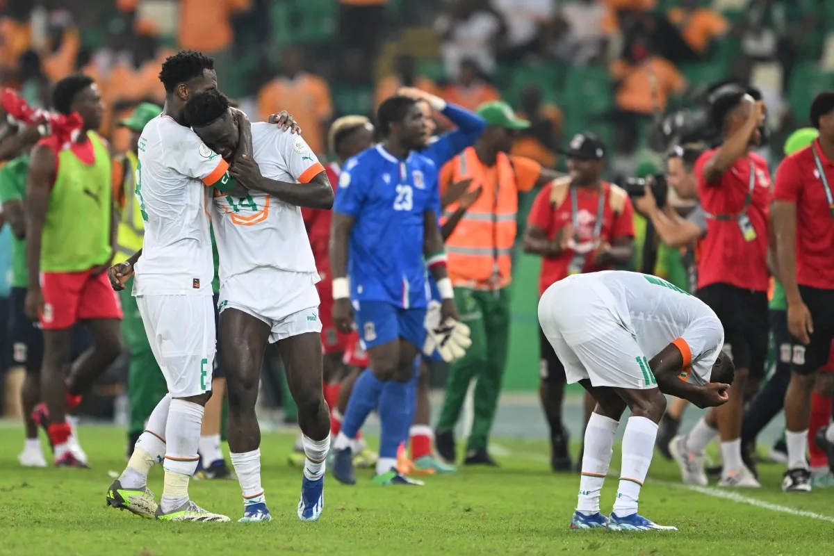 Image de Football. La scène au Stade Alassane Ouattara en Côte d'Ivoire, après la défaite écrasante de l'équipe nationale contre la Guinée-équatoriale lors de la Coupe d'Afrique des Nations (CAN) 2023, était tendue et chargée d'émotions. Les joueurs ivoiriens, connus sous le nom des Eléphants, se sont retrouvés dans une situation précaire, bloqués à l'intérieur du stade. La raison de ce confinement inattendu résidait dans les réactions passionnées et parfois excessives des supporters, qui ont encerclé l'enceinte sportive, empêchant la sortie des joueurs. La Réaction des Supporters et la Sécurité des Joueurs La réaction des supporters à la défaite des Eléphants était intense. Le football en Côte d'Ivoire, comme dans de nombreux pays africains, n'est pas seulement un sport, mais un élément crucial de l'identité et de la fierté nationales. La défaite contre la Guinée-équatoriale a été ressentie non seulement comme une déception sportive, mais aussi comme une blessure nationale. Les supporters, dans l'impulsion du moment, ont laissé libre cours à leur frustration en encerclant le stade. Cette situation a soulevé des questions importantes sur la sécurité des joueurs et la gestion des foules lors d'événements sportifs majeurs. La Situation des Joueurs de Guinée-Équatoriale La sélection de Guinée-équatoriale s'est également retrouvée prise au piège dans cette atmosphère tendue. Bien que victorieux sur le terrain, les joueurs et le staff ont dû faire face à un environnement hostile hors du terrain, une réalité qui souligne les défis uniques auxquels sont confrontés les athlètes lors de compétitions internationales, en particulier dans des régions où le football suscite des passions intenses. La Gestion de la Crise par les Autorités Face à cette situation délicate, les autorités et les organisateurs de la CAN ont dû intervenir rapidement pour garantir la sécurité de tous les participants. La gestion de telles crises nécessite une coordination efficace entre les organisateurs de l'événement, les forces de sécurité et les responsables du stade. Cet incident a mis en lumière l'importance de la préparation et de la réactivité en cas de troubles imprévus lors de grands événements sportifs. Impact sur l'Image de la CAN et du Football Africain Cette situation a eu un impact significatif sur l'image de la CAN 2023, présentée comme l'une des plus belles éditions de l'histoire du tournoi. Alors que l'Afrique continue de s'affirmer sur la scène mondiale du football, de tels incidents soulèvent des questions sur la capacité du continent à gérer les aspects non sportifs des grands tournois. La nécessité d'améliorer les mesures de sécurité, la gestion des foules et les stratégies de communication devient évidente pour éviter que de tels incidents ne ternissent l'image du football africain. Résolution de la Situation et Retour à la Normalité Heureusement, la situation au stade Alassane Ouattara a été résolue sans incident majeur. Les joueurs, tant de la Côte d'Ivoire que de la Guinée-équatoriale, ont pu quitter le stade en toute sécurité. Cette résolution pacifique témoigne de l'efficacité des mesures de sécurité mises en place et de la capacité des organisateurs à gérer des situations imprévues. Leçons Tirées et Perspectives d'Avenir Cet incident offre plusieurs leçons importantes pour l'avenir du football africain. Premièrement, il met en évidence la nécessité de renforcer la sécurité et la gestion des foules lors des grands événements sportifs. Deuxièmement, il souligne l'importance de la communication et de l'éducation des supporters pour canaliser leur passion de manière positive et respectueuse. Troisièmement, il rappelle que le sport, en particulier le football, est un puissant vecteur d'émotions et doit être géré avec soin pour prévenir les débordements. En conclusion, bien que la situation au Stade Alassane Ouattara ait été un moment difficile pour la CAN 2023, elle offre également une opportunité d'apprendre et de s'améliorer. La passion pour le football en Afrique est indéniable, mais elle doit être encadrée dans un environnement sûr et respectueux pour tous. Alors que le continent continue de développer son profil footballistique, comment pouvons-nous assurer que de tels incidents ne se reproduisent pas, tout en préservant l'enthousiasme et la passion qui rendent le football africain si unique ?