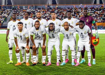 Image de Football. La désolation a frappé le cœur du football ghanéen alors que les Black Stars ont été éliminés de la Coupe d'Afrique des Nations 2023, un événement qui a pris une tournure inattendue lors d'un match animé contre le Mozambique. La déception est palpable, non seulement en raison de l'élimination précoce, mais aussi parce que cela marque la fin d'une ère pour un joueur emblématique, André Ayew, qui a été un pilier de l'équipe nationale pendant de nombreuses années. Le Match Déterminant Contre le Mozambique Le duel entre le Ghana et le Mozambique a été marqué par une intensité exceptionnelle. Les deux équipes se sont affrontées avec une détermination féroce, chacune cherchant à obtenir la victoire nécessaire pour se qualifier. Cependant, le résultat final de 2-2 a scellé le destin du Ghana, qui a terminé troisième de son groupe. Ce match a été le point culminant d'une série de performances mitigées pour les Black Stars tout au long du tournoi. L'Analyse des Performances du Ghana Pour comprendre la déception actuelle, il est crucial d'analyser les performances du Ghana tout au long de la compétition. Des attentes élevées entouraient les Black Stars en tant que grande nation de football en Afrique. Cependant, des résultats décevants et des difficultés à obtenir des victoires ont marqué leur parcours. Des questions émergent sur les tactiques, la préparation physique et mentale de l'équipe, ainsi que sur la gestion des moments cruciaux dans les matchs. La Fin d'une Ère : André Ayew Au-delà de l'élimination de l'équipe, la fin d'une ère symbolise également la retraite internationale d'André Ayew, un joueur qui a incarné le dynamisme et la passion des Black Stars pendant de nombreuses années. Ayew a été un leader sur le terrain, marquant des buts cruciaux et inspirant ses coéquipiers. Sa contribution au football ghanéen est incontestable, et sa retraite marque un tournant significatif pour l'équipe nationale. Réactions et Émotions au Ghana La nouvelle de l'élimination du Ghana a sans aucun doute suscité des réactions vives et variées au sein du pays. Le football est plus qu'un simple sport au Ghana ; c'est une source de fierté nationale et d'unité. Les supporters, qui ont espéré voir leur équipe briller, ressentent un mélange d'émotions, de la déception à la tristesse en passant par la frustration. Le football étant un reflet de la société, ces réactions révèlent également des questions plus larges sur les attentes, les espoirs et les défis auxquels le Ghana est confronté. Conséquences et Impact sur le Football Ghanéen L'élimination du Ghana de la CAN 2023 aura des conséquences significatives pour le football ghanéen. Sur le plan financier, les pertes liées à l'élimination prématurée peuvent être importantes, notamment en termes de retombées publicitaires et de soutien financier de la Confédération africaine de football. Sur le plan du développement du football local, cette élimination peut également influencer les investissements dans les infrastructures, la formation des jeunes joueurs et le soutien aux clubs locaux. Réflexions sur l'Avenir du Football Ghanéen En regardant vers l'avenir, des questions cruciales se posent quant à la manière dont le football ghanéen peut rebondir après cette déception. Quelles réformes et changements sont nécessaires au sein de la fédération ghanéenne de football pour renforcer l'équipe nationale et restaurer la confiance des supporters ? Comment les jeunes talents peuvent-ils être encouragés et développés pour garantir la pérennité de la performance au niveau international ? Le Rôle des Supporteurs et la Pression sur les Joueurs Le rôle des supporteurs dans cette situation est également digne d'attention. Leur passion et leur engagement sont essentiels pour le soutien continu de l'équipe nationale, mais il est également important de canaliser ces émotions de manière positive. Comment les supporteurs peuvent-ils contribuer à un environnement de soutien constructif plutôt qu'à une pression excessive sur les joueurs ? La gestion de cette relation dynamique devient un aspect essentiel du développement à long terme du football au Ghana. En conclusion, l'élimination du Ghana de la CAN 2023 représente un moment poignant dans l'histoire du football ghanéen. Alors que le pays se remet de cette déception, une question demeure ouverte : comment le Ghana peut-il utiliser cette expérience pour renforcer son équipe nationale, encourager le développement du football à tous les niveaux et forger un avenir qui répond aux attentes des supporteurs passionnés et aux aspirations nationales ?