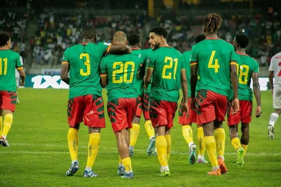 Image de Football. Le Cameroun se trouve à un tournant crucial de son parcours dans la CAN 2023, confronté à la nécessité de remporter son prochain match contre la Gambie pour accéder aux huitièmes de finale. La situation actuelle des Lions Indomptables est délicate, avec seulement un point au compteur après avoir été tenus en échec par la Guinée et subi une défaite face au redoutable Sénégal. Classés troisièmes dans le groupe C, les Camerounais sont actuellement à trois points de la Guinée et à cinq points du Sénégal. Une élimination anticipée plane sur l'équipe nationale si elle ne parvient pas à inverser la tendance lors du prochain affrontement contre la Gambie. Leur unique chance de poursuivre l'aventure dans cette compétition réside dans une victoire impérative. Le match à venir revêt une importance capitale, non seulement pour l'équipe mais aussi pour les fans qui nourrissent l'espoir de voir les Lions Indomptables briller dans cette édition de la CAN. Rigobert Song, le sélectionneur, doit motiver ses joueurs à donner le meilleur d'eux-mêmes sur le terrain, car une élimination prématurée serait un coup dur pour la fierté nationale. La Gambie, de son côté, n'est pas à sous-estimer malgré ses défaites précédentes contre le Sénégal et la Guinée. Les Lions Indomptables devront affronter une équipe qui pourrait être déterminée à jouer les trouble-fêtes et à créer une surprise. Tom Saintfiet, le sélectionneur gambien, cherchera certainement à capitaliser sur les faiblesses observées lors des matchs précédents du Cameroun pour tenter de compliquer la tâche de ses adversaires. Néanmoins, il y a de l'espoir pour le Cameroun, car la Côte d'Ivoire et le Ghana ont ouvert la voie en rendant l'équation moins complexe. Avec une victoire contre la Gambie, le Cameroun assurerait sa place en huitièmes de finale. Les joueurs ont donc l'opportunité de renverser la situation et de montrer leur résilience dans ce tournoi continental. La pression est à son comble, mais c'est dans ces moments cruciaux que les équipes dévoilent leur vrai caractère. Les supporters attendent avec impatience de voir comment les Lions Indomptables répondront à ce défi. La ferveur nationale est palpable, et les rêves de gloire dans cette CAN dépendent de la performance exceptionnelle que l'équipe pourra offrir sur le terrain. Alors que le Cameroun se prépare pour ce match décisif, l'ensemble du pays retient son souffle. Les rues s'animent de discussions passionnées sur les tactiques, les joueurs clés et les scénarios possibles. Les cafés et les salons de thé sont le théâtre de débats animés, chacun exprimant ses espoirs et ses craintes pour le résultat final. La nation tout entière se rallie derrière ses représentants sur le terrain, espérant qu'ils inscrivent leur nom dans l'histoire de la CAN. La victoire contre la Gambie ne serait pas seulement une qualification pour les huitièmes de finale, mais aussi un symbole de résilience et de détermination pour le peuple camerounais. En conclusion, le Cameroun se trouve à un moment charnière de son parcours dans la CAN 2023. La victoire contre la Gambie est cruciale pour la survie de l'équipe dans le tournoi, et l'ensemble du pays attend avec fébrilité le dénouement de ce match décisif. La question qui plane dans l'air est la suivante : les Lions Indomptables parviendront-ils à surmonter ce défi et à réaliser les aspirations nationales en se qualifiant pour les huitièmes de finale de la CAN 2023 ?