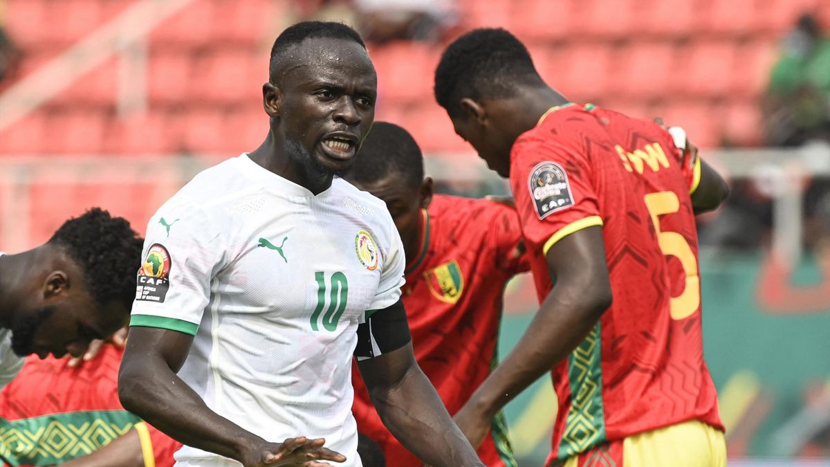 Image de Football. Les Lions sénégalais, déjà assurés de leur place dans les huitièmes de finale, se préparent à affronter la Guinée à Yamoussoukro pour leur dernier match de groupe de la Coupe d'Afrique des Nations. Ce match est crucial pour le Syli national qui a besoin d'un seul point pour garantir sa qualification. Toutefois, l'histoire nous enseigne que dans ce derby ouest-africain, aucun cadeau n'est à attendre de part et d'autre. Ce n'est pas la première fois que ces deux équipes se rencontrent dans un contexte similaire. Il y a deux ans, lors de la CAN au Cameroun, Sénégal et Guinée s'étaient déjà croisés en phase de groupes. À l'époque, les circonstances étaient différentes, les Lions n'avaient pas encore le titre de champions d'Afrique et peinaient à trouver leur rythme. Aujourd'hui, la donne a changé. La CAN 2024 en Côte d'Ivoire présente un Sénégal déjà qualifié, fort de ses victoires contre la Gambie et le Cameroun, et une Guinée en position favorable. Ce match à Yamoussoukro promet d'être riche en enjeux et stratégies. Aliou Cissé, le sélectionneur sénégalais, souligne que ce ne sera « tout sauf un match amical ». Pour les Lions de la Teranga, l'objectif est clair : gagner pour assurer la première place du groupe C. Cissé, conscient de l'importance de maintenir une dynamique positive, espère continuer sur cette lancée victorieuse. Cependant, un Sénégal-Guinée n'est jamais un match ordinaire. C'est un derby ouest-africain entre deux nations étroitement liées. Les deux équipes jouent avec passion et détermination, chacune visant la première place du groupe. Dans le camp guinéen, l'approche est similaire. Kaba Diawara, le sélectionneur de la Guinée, rejette toute idée d'arrangement avec le Sénégal, même si un match nul qualifierait les deux équipes. Diawara, soucieux de terminer premier du groupe, est déterminé à ne pas laisser filer cette chance. Alors que la Guinée redoutait initialement de devoir affronter la Côte d'Ivoire à Abidjan en huitièmes, la défaite des Éléphants contre la Guinée équatoriale a modifié ce scénario. Néanmoins, l'ambition de la Guinée reste inchangée : viser la victoire et la première place. Diawara insiste sur l'importance de jouer chaque match pour gagner. « On a bien préparé notre affaire, croyez-moi. On joue pour la première place », affirme-t-il. Son objectif est clair : perturber le champion et montrer la progression du Syli national au cours des deux dernières années. Ce match entre le Sénégal et la Guinée s'annonce donc comme un affrontement de haut niveau, reflétant non seulement les talents footballistiques des deux équipes mais aussi leur détermination et leur esprit de compétition. Avec des enjeux élevés et une rivalité fraternelle, ce derby promet d'être un spectacle inoubliable pour les fans de football africain. Dans ce contexte, les deux équipes se préparent à donner le meilleur d'elles-mêmes. Les joueurs sont conscients de l'importance de ce match, non seulement pour leur parcours dans la compétition, mais aussi pour l'honneur et la fierté de leur nation. Ce sera un test de caractère, de tactique et de volonté, où chaque équipe cherchera à imposer son style de jeu et à exploiter les faiblesses de l'adversaire. En définitive, ce match entre le Sénégal et la Guinée est bien plus qu'une simple rencontre de football. C'est une manifestation de la passion, de la rivalité et du fraternité qui caractérisent le football africain. Alors que le coup de sifflet final approche, une question demeure : Qui, entre le Sénégal et la Guinée, saura tirer son épingle du jeu dans ce derby chargé d'histoire et de passion, et marquer son nom dans l'annale de la CAN 2024 ?