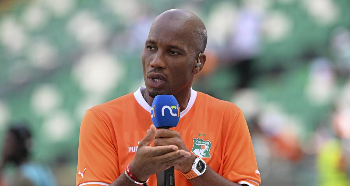 Image de Football. La défaite humiliante de la Côte d'Ivoire contre la Guinée-équatoriale dans le cadre de la Coupe d'Afrique des Nations (CAN) 2023 a suscité de vives réactions, notamment celle de Didier Drogba, l'une des figures les plus emblématiques du football ivoirien. Cette défaite 4-0 a été un choc pour les fans et les observateurs, d'autant plus qu'elle a eu lieu lors du dernier match de poule et dans le stade flambant neuf Alassane Ouattara. Le pays hôte, autrefois considéré comme un favori du tournoi, s'est retrouvé dans une position précaire, forcé de compter sur des résultats favorables d'autres matchs pour se qualifier comme l'un des meilleurs troisièmes. Didier Drogba, connu pour son franc-parler et son analyse perspicace du football, n'a pas mâché ses mots en réagissant à cette débâcle. Il a souligné l'inadmissibilité de la performance de l'équipe nationale, surtout compte tenu de son statut de pays hôte et de son histoire footballistique riche. Selon Drogba, la défaite ne résidait pas seulement dans le score, mais aussi dans la manière dont elle s'était produite, révélant des lacunes profondes dans l'équipe. La déclaration de Drogba a soulevé plusieurs questions sur l'état actuel du football ivoirien. Cette défaite a mis en évidence des problèmes possibles au sein de la structure même du football dans le pays, allant de la formation des jeunes joueurs à la gestion de l'équipe nationale. L'analyse de la défaite a montré que l'équipe manquait de cohésion, de stratégie claire et de la détermination nécessaire pour surmonter les défis d'un tournoi aussi compétitif que la CAN. La réaction de Drogba a également mis en lumière le poids des attentes placées sur les équipes hôtes dans les grands tournois internationaux. Organiser un événement d'une telle ampleur est souvent vu comme une opportunité pour l'équipe nationale de briller devant son public. Cependant, cette pression peut parfois se transformer en un fardeau écrasant, affectant les performances des joueurs sur le terrain. En outre, la défaite a soulevé des questions sur la préparation de l'équipe et la sélection des joueurs. La stratégie de l'entraîneur et son choix de joueurs ont été scrutés, certains s'interrogeant sur la possibilité que des talents prometteurs aient été négligés ou mal utilisés. La condition physique des joueurs, leur préparation mentale et leur capacité à s'adapter aux situations difficiles sur le terrain ont également été mises en doute. La réaction de Drogba n'est pas isolée ; d'autres anciens joueurs, analystes et fans ont également exprimé leur déception et leur frustration. Cette défaite peut être un moment décisif pour le football ivoirien, un appel à l'action pour réévaluer et reconstruire. Elle pourrait être l'impulsion nécessaire pour des changements structurels dans la gestion du football national, de la formation des jeunes joueurs à la stratégie de l'équipe nationale. Cette situation pourrait également être une occasion pour la nouvelle génération de joueurs ivoiriens de tirer des leçons, de développer leur résilience et de revenir plus forts. Pour beaucoup, cette défaite doit servir de catalyseur pour une réforme profonde et durable, garantissant que le football ivoirien puisse atteindre et maintenir un niveau de compétitivité élevé sur la scène internationale. Alors que la Côte d'Ivoire réfléchit à son avenir dans le football, la question demeure : comment le pays peut-il utiliser cette expérience pour se reconstruire et assurer un avenir plus prometteur dans le football international ?