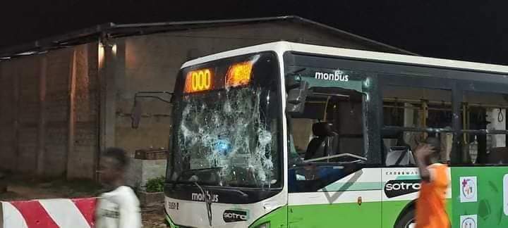 Deuxième Image de Football. Suite à la défaite des Ivoiriens face aux Équato-Guinéens, la frustration et la colère ont pris le dessus, déclenchant des scènes chaotiques à la sortie du stade Ebimpé. Les conséquences de cet éclat de colère ont été sévères, laissant un tableau désolant derrière lui. Les dégâts matériels ont été considérables, avec plusieurs mini-bus de la Sotra vandalisés, témoignant de la violence incontrôlée qui a éclaté parmi les supporters déçus. Ces actes de vandalisme ont non seulement des implications financières pour l'entreprise de transport, mais ils soulèvent également des questions sur la sécurité des infrastructures sportives et la nécessité de renforcer les mesures de protection lors d'événements de grande envergure. Plus alarmant encore, des rapports font état de joueurs de l'équipe ivoirienne de football devenant eux-mêmes victimes d'agressions verbales et physiques. Les jets de bouteilles en direction des joueurs alors qu'ils regagnaient les vestiaires représentent une escalade choquante de la violence, mettant en évidence la nécessité de prendre des mesures immédiates pour assurer la sécurité des athlètes et du personnel sportif. Ces événements dramatiques ont jeté une ombre sur la magnifique célébration qui se déroulait en Côte d'Ivoire depuis le 13 janvier. Ce qui aurait dû être une période de fête et de compétition sportive s'est transformé en une démonstration regrettable de désillusion et de chaos. La question qui se pose maintenant est de savoir comment redresser la situation et restaurer l'image de l'événement. L'incident met en lumière des problèmes plus profonds au sein de la société, tels que la frustration sociale, les attentes non satisfaites et peut-être même des tensions politiques ou ethniques sous-jacentes. Il est impératif de comprendre ces dynamiques pour mettre en œuvre des solutions à long terme qui vont au-delà de la simple réparation des dégâts matériels. En examinant de plus près les causes de la colère des supporters, il est possible d'identifier des problèmes tels que la déception liée aux attentes élevées envers l'équipe nationale, des problèmes de gestion des foules lors d'événements sportifs et peut-être des enjeux plus larges de mécontentement social. Les autorités sportives et les organisateurs d'événements doivent prendre ces facteurs en considération pour éviter que de telles situations ne se reproduisent à l'avenir. Les conséquences de cette manifestation de colère vont au-delà du domaine sportif. Elles touchent la réputation de la Côte d'Ivoire en tant que pays hôte d'un événement international. La manière dont ce genre d'incidents est géré aura un impact direct sur la perception mondiale du pays et pourrait influencer la décision d'organiser d'autres événements d'importance similaire à l'avenir. En guise de réponse immédiate, des mesures de sécurité renforcées sont indispensables pour garantir la protection des personnes et des biens lors des futurs événements sportifs. Cela pourrait inclure un déploiement accru des forces de l'ordre, des contrôles de sécurité plus stricts et une sensibilisation accrue quant aux conséquences de comportements violents. En parallèle, il est impératif d'engager un dialogue avec la population afin de comprendre les préoccupations sous-jacentes qui ont conduit à de telles manifestations de colère. Un processus de réconciliation et de réparation des relations entre les différents acteurs, y compris les supporters, les autorités sportives, et les équipes, est essentiel pour restaurer la confiance et l'harmonie. En conclusion, l'incident post-match à Ebimpé a mis en lumière des défis complexes qui nécessitent une approche réfléchie et proactive. Au-delà de la simple réparation des dégâts matériels, il est essentiel d'adresser les problèmes sociaux profonds qui ont contribué à cet éclat de violence. La Côte d'Ivoire a maintenant l'occasion de montrer sa résilience en mettant en œuvre des solutions efficaces et durables pour prévenir de tels incidents à l'avenir et restaurer la foi en tant que terre d'accueil de célébrations internationales.