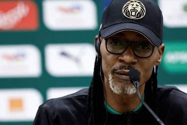 Image de Football. Rigobert Song, l'emblématique ancien capitaine de l'équipe nationale de football du Cameroun, exprime avec fierté et reconnaissance ses félicitations envers ses joueurs pour leur patriotisme et leur esprit combatif lors de la CAN 2023. Ces éloges reflètent une compréhension profonde de l'importance du football dans le contexte national camerounais, mettant en lumière la singularité et la fierté associées à l'équipe nationale. Le terme "figting spirit" utilisé par Song suggère une détermination et une ténacité exceptionnelles, des qualités qui sont essentielles dans le domaine compétitif du football international. Cette déclaration souligne également l'évolution de la mentalité des joueurs, qui semblent embrasser l'essence unique du football camerounais. Cette prise de conscience peut être interprétée comme un pas vers la reconnaissance de l'héritage et de l'identité propres au football dans ce pays d'Afrique centrale. En félicitant ses joueurs, Rigobert Song insiste sur la distinction du football camerounais par rapport aux autres nations. Cette affirmation peut être explorée en analysant les caractéristiques distinctives du style de jeu, de la culture footballistique et des performances historiques de l'équipe nationale du Cameroun. Il est possible que Song fasse référence à la créativité, à la puissance physique ou à d'autres éléments spécifiques qui définissent le football pratiqué dans cette région du monde. La reconnaissance de la différence du football camerounais pourrait également être liée à l'importance sociale et culturelle du sport dans le pays. Le football ne se limite pas à un simple divertissement ; il peut être perçu comme un catalyseur de l'unité nationale et de la fierté. Le soutien massif des fans, souvent passionnés et dévoués, contribue à cette dynamique, créant un environnement unique qui influence la performance des joueurs sur le terrain. Par ailleurs, en soulignant que "Aujourd'hui, ils commencent à prendre conscience", Rigobert Song évoque un processus d'éveil au sein de l'équipe. Cette évolution peut être analysée à travers le prisme du développement du football camerounais au fil des ans. Il serait intéressant d'explorer les initiatives prises par les autorités sportives et les entraîneurs pour renforcer la compréhension des joueurs quant à l'importance de leur rôle en tant qu'ambassadeurs du football camerounais. Les félicitations de Rigobert Song ne se limitent pas à la performance sur le terrain, mais incluent également le terme "patriotisme". Cela soulève la question de la connexion profonde entre le sport et l'identité nationale. Comment le football devient-il un moyen d'exprimer et de renforcer le patriotisme au Cameroun ? Les joueurs, en représentant leur pays sur la scène internationale, deviennent des symboles de fierté nationale, et cette réalité peut avoir un impact significatif sur leur motivation et leur engagement. En conclusion, les paroles élogieuses de Rigobert Song vont au-delà d'une simple reconnaissance des performances sportives. Elles ouvrent la porte à une exploration plus approfondie de la relation complexe entre le football, l'identité nationale et la culture au Cameroun. La CAN 2023 devient ainsi une plateforme à travers laquelle émergent des discussions plus vastes sur l'héritage du football camerounais et son rôle dans la construction de la fierté nationale.