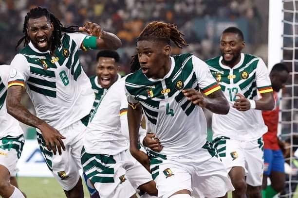 Deuxième Image de Football. L'exploit récent de l'équipe nationale du Cameroun dans le cadre de la Coupe d'Afrique des Nations (CAN) a véritablement captivé les supporters et les amateurs de football à travers le continent africain. Le match palpitant contre la Gambie a été un véritable spectacle, se déroulant sous les feux des projecteurs et élevant la compétition à un niveau inégalé. Le coup d'envoi a été donné avec une intensité croissante, mais c'est à la 56e minute que le Cameroun a pris l'avantage, marquant le premier but et instaurant une vague d'enthousiasme parmi les supporters. L'énergie débordante du stade était palpable, symbolisant l'unité nationale derrière l'équipe. Cependant, la Gambie n'était pas disposée à s'incliner facilement. À la 72e minute, elle a riposté avec un but égalisateur, créant une tension nerveuse parmi les fans des Lions Indomptables. L'équilibre du match était suspendu, chaque action suscitant des réactions passionnées des spectateurs. La rencontre a pris un tournant dramatique à la 85e minute, lorsque la Gambie a réussi à prendre l'avantage, plongeant le stade dans un moment de silence suivi d'une déception audible. Les supporters camerounais se sont accrochés à l'espoir, sachant que leur équipe devait faire preuve de résilience pour continuer l'aventure dans la compétition. Le retournement spectaculaire est survenu à la 87e minute, avec un but crucial marqué par le Cameroun pour égaliser à 2-2. Ce moment a déclenché une explosion de joie, de soulagement et de fierté parmi les supporters. L'énergie positive qui a suivi était électrisante, créant une atmosphère mémorable dans le stade. Le suspense a atteint son paroxysme à la 90e minute, lorsque le Cameroun a marqué le but de la victoire, scellant ainsi sa qualification pour les huitièmes de finale de la CAN. Les supporters ont laissé éclater leur joie, avec des applaudissements nourris et des chants de victoire qui résonnaient dans tout le stade. C'était une fin inoubliable qui restera gravée dans la mémoire des fans camerounais. Au-delà de la victoire individuelle, cet événement a propulsé la CAN 2024 au rang de la meilleure de l'histoire. Les retournements de situation, l'intensité des matchs et l'émotion palpable ont fait de cette compétition un spectacle inégalé. Les équipes participantes ont livré des performances exceptionnelles, créant un engouement sans précédent dans le monde du football africain. La performance héroïque du Cameroun contre la Gambie a renforcé le statut de l'équipe en tant que concurrent sérieux pour le titre de la CAN. Les joueurs ont démontré une détermination sans faille, surmontant des moments difficiles pour émerger en tant que véritables champions sur le terrain. En résumé, le récit épique du match entre le Cameroun et la Gambie a non seulement défini un moment historique pour le football camerounais, mais a également contribué à élever la CAN 2024 au statut de la meilleure de tous les temps. Ce moment inoubliable restera gravé dans les annales du sport africain, célébrant la passion, la résilience et la grandeur du football sur le continent. 👏🇨🇲