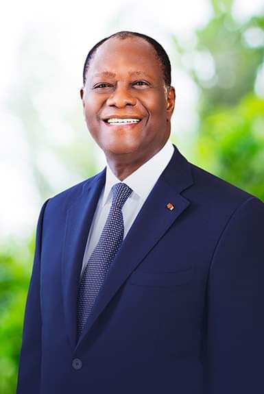 Deuxième Image de Football. Alassane Ouattara, le Président de la République de Côte d'Ivoire, exprime sa vision optimiste malgré la déception engendrée par la récente édition de la Coupe d'Afrique des Nations (CAN), communément appelée la CAN de l'Hospitalité. Cette compétition, qui représente une véritable fête pour les amateurs de football en Afrique, a été le théâtre d'émotions contrastées pour les Ivoiriens. Bien que les résultats n'aient pas été à la hauteur des attentes, le président appelle à la patience et souligne que ce n'est que partie remise. Le chef d'État met en lumière la jeunesse de l'équipe nationale ivoirienne, soulignant qu'il s'agit d'un groupe en constante évolution. Avec confiance, il affirme que cette équipe gagnera en maturité au fil des années, suggérant que l'avenir réserve des performances plus impressionnantes. Encourageant les citoyens ivoiriens, le Président rappelle une maxime ancrée dans l'histoire de la nation : "découragement n'est pas ivoirien", un mantra qui exhorte la population à persévérer face aux difficultés. Le rappel des précédentes victoires à la Coupe d'Afrique des Nations, en 1992 alors qu'il était Premier Ministre, et en 2015, est destiné à susciter la fierté nationale. Alassane Ouattara affirme sa conviction en une troisième victoire imminente. Cette déclaration audacieuse vise à renforcer la cohésion nationale en insufflant un sentiment d'optimisme quant aux futurs exploits de l'équipe nationale. L'importance de la CAN de l'Hospitalité dans le contexte ivoirien va au-delà du simple aspect sportif. C'est un événement qui rassemble la nation, transcendant les clivages sociaux et ethniques. En dépit des déceptions momentanées, le président encourage les Ivoiriens à tirer des leçons de ces expériences sportives et à rester unis en soutenant leur équipe nationale. Il souligne également l'héritage laissé par le premier Président de la Côte d'Ivoire, rappelant ses paroles inspirantes sur le découragement. Ces mots résonnent comme un rappel de la résilience profondément ancrée dans l'identité ivoirienne. Alassane Ouattara souhaite ainsi instiller une mentalité de persévérance et de résistance face aux revers temporaires. En élargissant le sujet, il est crucial de mettre en avant le rôle du sport, en particulier du football, en tant que catalyseur social. La CAN de l'Hospitalité devient une plateforme pour célébrer la diversité culturelle du pays et renforcer le sentiment d'appartenance nationale. Les rassemblements autour des matchs créent des espaces d'échange et de partage, favorisant la cohésion sociale. Le discours d'Alassane Ouattara sert également de rappel à l'importance de l'esprit sportif. En reconnaissant la déception, mais en regardant vers l'avenir avec optimisme, le Président encourage une approche constructive face aux épreuves. Cela reflète une attitude résolue à surmonter les obstacles et à progresser collectivement. En conclusion, le message d'Alassane Ouattara transcende le simple domaine sportif. Il incarne un appel à l'unité, à la résilience et à la fierté nationale. La CAN de l'Hospitalité devient ainsi un catalyseur pour renforcer le tissu social et forger une identité nationale solide, tout en jetant les bases d'un avenir prometteur pour le football ivoirien.