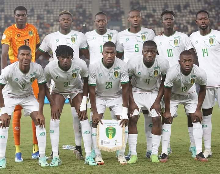 Deuxième Image de Football. La victoire éclatante de la Mauritanie dans son premier match de la Coupe d'Afrique des Nations (CAN) a marqué un moment historique pour le football mauritanien. L'équipe nationale a réussi à se qualifier pour les huitièmes de finale de la CAN pour la toute première fois de son histoire, déclenchant une vague d'émotions et de célébrations dans tout le pays. L'exploit sportif a été salué par les supporters mauritaniens et a attiré l'attention du monde entier. Les rues de la capitale ont été envahies par une marée humaine, arborant fièrement les couleurs nationales et célébrant cette réalisation inédite. Les scènes de joie, les chants et les danses ont créé une atmosphère de liesse, soulignant l'importance de cette victoire pour la nation mauritanienne. Cette performance remarquable a également suscité des éloges pour l'entraîneur et les joueurs de l'équipe mauritanienne, qui ont démontré un talent exceptionnel sur le terrain. L'unité et la détermination de l'équipe ont été des facteurs clés de leur succès, illustrant comment le sport peut être un catalyseur puissant pour l'unité nationale et la fierté. Sur le plan tactique, la Mauritanie a impressionné par son jeu fluide, sa défense solide et son attaque percutante. Les moments clés du match ont été analysés et salués par les experts du football, mettant en lumière la croissance et le développement du football mauritanien au fil des années. La victoire a également ouvert de nouvelles perspectives pour le pays sur la scène internationale, renforçant sa réputation en tant que force émergente dans le monde du football africain. En remportant ce match historique, la Mauritanie a démontré que la persévérance, l'effort collectif et la passion pour le sport peuvent surmonter les défis et ouvrir la voie à de nouveaux horizons. Les joueurs ont été portés par le soutien indéfectible de leurs compatriotes, créant ainsi un lien spécial entre l'équipe et la nation. Les réseaux sociaux ont explosé avec des messages de félicitations et de soutien, témoignant de l'impact significatif de cette victoire sur la communauté mondiale. La qualification pour les huitièmes de finale a également des implications plus larges pour le développement du football en Mauritanie. L'augmentation de l'intérêt pour le sport devrait stimuler les initiatives visant à améliorer les infrastructures sportives, à investir dans la formation des jeunes joueurs et à renforcer les programmes de développement du football à tous les niveaux. La victoire de l'équipe nationale devrait également encourager la jeunesse mauritanienne à s'engager davantage dans le football et à rêver de suivre les traces de leurs héros sportifs. Au-delà de l'aspect sportif, la réussite de la Mauritanie à la CAN a des répercussions positives sur l'image globale du pays. Elle offre une plateforme internationale pour promouvoir la diversité culturelle, l'hospitalité et la vitalité de la nation. Les médias du monde entier ont relayé cette histoire inspirante, mettant en lumière la Mauritanie sous un jour positif et élargissant sa visibilité sur la scène mondiale. En conclusion, la victoire historique de la Mauritanie dans son premier match de la CAN, lui permettant de se qualifier pour les huitièmes de finale, est bien plus qu'un simple exploit sportif. C'est un moment charnière dans l'histoire du sport mauritanien, un catalyseur pour le développement du football dans le pays, et une source de fierté nationale qui continuera à inspirer les générations futures. Cet accomplissement restera gravé dans la mémoire collective du peuple mauritanien, symbolisant la force de la détermination et la capacité du sport à transcender les frontières et à unir les cœurs.