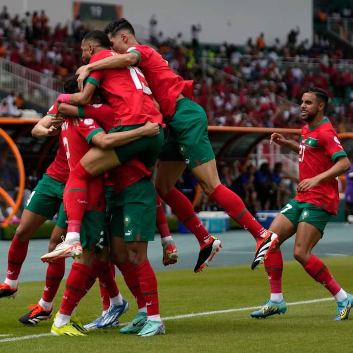 Deuxième Image de Football. La tension est à son comble en Côte d'Ivoire alors que la nation entière se prépare à vivre un moment crucial dans le cadre de la CAN 2023. Tous les yeux sont rivés sur le match déterminant opposant le Maroc à la Zambie, un affrontement qui représente le dernier espoir des Ivoiriens pour accéder aux huitièmes de finale de cette compétition prestigieuse. L'espoir et l'anticipation règnent dans l'air, mais également l'appréhension, car la route vers la qualification est semée d'incertitudes. Une victoire du Maroc serait synonyme de billet pour les Ivoiriens, mais dans le monde du football, rien n'est acquis d'avance. Les passionnés de football et les supporters ivoiriens se demandent si les joueurs marocains seront à la hauteur du défi, et comment la Zambie pourrait potentiellement contrarier leurs plans. À travers le pays, des rassemblements de supporters se forment, arborant fièrement les couleurs nationales, prêts à soutenir leur équipe avec ferveur. Mais au-delà de l'excitation propre au sport, c'est une atmosphère empreinte d'espoir qui enveloppe la Côte d'Ivoire. Les rues résonnent des discussions animées des passionnés de football qui débattent des tactiques, des joueurs clés et des scénarios possibles pour le match crucial qui se profile. Cependant, au-delà du bruit des discussions, un autre son se fait entendre - celui des prières. Des unions de prières se forment dans tout le pays pour accompagner le Maroc ce soir. Les lieux de culte, des mosquées aux églises, accueillent des fidèles venus implorer la faveur divine pour que les joueurs marocains soient inspirés et que la chance soit du côté ivoirien. C'est un mélange unique de passion sportive et de spiritualité qui s'exprime à travers ces moments de recueillement collectif. Les médias locaux consacrent d'innombrables heures à la couverture du match, analysant chaque détail, interviewant d'anciennes gloires du football et des experts pour recueillir des perspectives variées sur l'issue probable du duel entre le Maroc et la Zambie. Les émissions de radio et de télévision diffusent des éditoriaux enflammés, des débats enflammés sur les forces et les faiblesses de chaque équipe, créant ainsi une fièvre pré-match qui électrise la nation. Les réseaux sociaux ne sont pas en reste, avec des hashtags dédiés au match inondant les timelines. Les fans expriment leur soutien en ligne, partageant des messages d'encouragement, des mèmes humoristiques et des photos de célébrations anticipées. Les joueurs de l'équipe nationale ivoirienne sont également sous les feux des projecteurs, recevant des tonnes de messages de soutien et d'encouragement de la part de leurs compatriotes. Pendant ce temps, les rues s'animent avec des vendeurs proposant des produits aux couleurs nationales, des drapeaux aux maillots de l'équipe nationale, créant ainsi une économie temporaire centrée sur l'événement sportif du jour. Les bars et les cafés s'apprêtent à diffuser le match en direct, anticipant une affluence record de supporters avides de partager cette expérience collective. En fin de compte, l'issue du match entre le Maroc et la Zambie reste incertaine, mais une chose est sûre : la Côte d'Ivoire est plongée dans une fébrilité passionnée, mêlant espoir, prières et soutien inconditionnel envers son équipe nationale. Quelle que soit la conclusion de cette rencontre cruciale, le pays sortira de cette expérience avec des souvenirs marquants et une fierté nationale renforcée par la solidarité manifestée à travers tout le pays.