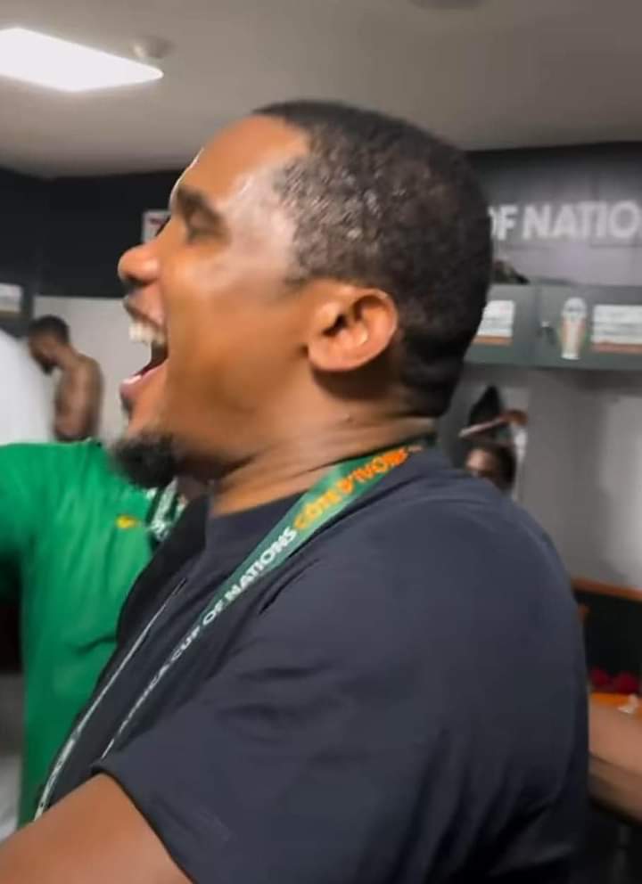 Image de Football. Samuel Eto'o, l'emblématique ancien joueur des Lions Indomptables du Cameroun et actuel président de la Fédération Camerounaise de Football, a connu un moment d'extase inoubliable. La source de sa joie débordante était la qualification du Cameroun pour les huitièmes de finale, un exploit arraché dans les ultimes instants de la rencontre. C'était un moment de triomphe qui a captivé l'attention du monde du football et a laissé une empreinte indélébile dans l'histoire sportive du pays. La qualification du Cameroun a été le résultat d'une lutte acharnée sur le terrain, où chaque joueur a donné le meilleur de lui-même pour atteindre cet objectif tant convoité. Le caractère dramatique de cette victoire, scellée dans les derniers moments du match, a ajouté une intensité particulière à l'émotion de Samuel Eto'o. En tant que recordman du nombre de buts marqués en Coupe d'Afrique des Nations (CAN) avec un total impressionnant de 18 buts, Eto'o a non seulement apporté sa sagesse en tant que dirigeant, mais a également ressenti de manière profonde la portée de cette réalisation pour le football camerounais. Sur le terrain, les joueurs ont lutté avec acharnement, démontrant une détermination exceptionnelle. Les spectateurs présents au stade ont été témoins de l'intensité du match et de l'excitation croissante à mesure que le Cameroun se rapprochait de la qualification. Samuel Eto'o, en tant que président de la Fédération Camerounaise de Football, a été une figure emblématique, encourageant son équipe depuis les tribunes avec une passion indéniable. Son engagement envers le succès de l'équipe nationale a été palpable, renforçant le lien entre les joueurs et leur président. Une fois le coup de sifflet final retenti, marquant la victoire cruciale, la joie de Samuel Eto'o a éclaté de manière éclatante. Sa réaction n'a pas été contenue, que ce soit dans les tribunes parmi les supporters en liesse ou dans les vestiaires, où l'émotion était à son comble. La symbiose entre Eto'o et les joueurs a été évidente, transcendant le rôle officiel du président pour exprimer une connexion plus profonde avec l'équipe. Dans les vestiaires, l'euphorie a atteint son paroxysme. Samuel Eto'o a célébré aux côtés des joueurs, partageant avec eux le fruit de leurs efforts collectifs. Ses paroles inspirantes et son expérience en tant que joueur légendaire ont servi de catalyseur, renforçant l'esprit d'équipe et la fierté nationale. Les caméras ont capturé ces moments intimes, offrant au public un aperçu rare de l'unité et de la camaraderie qui caractérisent le football à son plus haut niveau. La qualification pour les huitièmes de finale a également eu un impact au-delà du terrain de jeu. Elle a suscité une vague d'enthousiasme et de fierté parmi les supporters camerounais, renforçant le sentiment d'identité nationale. Samuel Eto'o, en tant que leader charismatique, a canalisé cette énergie positive pour promouvoir le football et l'esprit sportif dans tout le pays. Des initiatives visant à encourager la jeunesse à s'impliquer dans le sport ont été lancées, capitalisant sur l'engouement créé par cette qualification historique. En conclusion, la joie de Samuel Eto'o après la qualification du Cameroun pour les huitièmes de finale va bien au-delà d'une simple réaction à une victoire sportive. C'est un moment qui a capturé l'essence du sport en tant que catalyseur d'émotions intenses, de fierté nationale et de camaraderie. Le leadership de Samuel Eto'o a joué un rôle crucial dans cette réussite, transcendant son rôle de président pour devenir un symbole vivant de l'unité et de la passion qui animent le football au Cameroun.