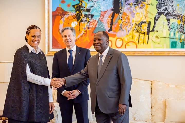 Image de Politique. L'entretien entre le Président de la République, Alassane Ouattara, et le Secrétaire d'État des États-Unis d'Amérique, Antony Blinken, ce mardi, a été l'occasion de souligner et d'approfondir le partenariat exceptionnel entre la Côte d’Ivoire et les États-Unis. Ce partenariat s'étend sur plusieurs domaines cruciaux, façonnant ainsi une relation solide entre les deux nations. Dans le domaine des échanges commerciaux, les deux leaders ont échangé des perspectives sur le renforcement des liens économiques entre la Côte d'Ivoire et les États-Unis. Ils ont discuté des opportunités de partenariats commerciaux mutuellement bénéfiques, explorant des moyens d'encourager les investissements et de favoriser la croissance économique des deux pays. La santé a également été un sujet de discussion majeur. Les dirigeants ont exprimé leur engagement commun envers la promotion de la santé publique et ont évoqué des initiatives conjointes visant à renforcer les systèmes de santé, à améliorer l'accès aux soins et à faire face aux défis sanitaires mondiaux, notamment la pandémie de COVID-19. Un autre point fort de la conversation a été la sécurité alimentaire. Les deux parties ont partagé leurs expériences et leurs pratiques exemplaires en matière de sécurité alimentaire, explorant des moyens d'accroître la résilience des communautés face aux défis liés à la disponibilité des denrées alimentaires et à la nutrition. La digitalisation a été abordée en tant que catalyseur du progrès économique. Les discussions ont porté sur la promotion des technologies de l'information et de la communication (TIC) pour stimuler l'innovation, améliorer l'efficacité des services publics et favoriser le développement durable. Les deux leaders ont souligné l'importance de l'inclusion numérique pour garantir que les avantages de la digitalisation soient accessibles à tous les segments de la société. En ce qui concerne les questions régionales et internationales, la lutte contre le terrorisme a été un point central. Les deux dirigeants ont réaffirmé leur engagement commun à lutter contre cette menace mondiale, échangeant des perspectives sur des stratégies efficaces et des collaborations renforcées pour assurer la sécurité régionale et internationale. Le règlement pacifique des conflits a également été un thème de discussion significatif. Les leaders ont partagé leurs visions sur la résolution des différends, soulignant l'importance du dialogue, de la diplomatie et de la médiation pour prévenir et résoudre les conflits régionaux et internationaux. En conclusion, l'entretien entre le Président Alassane Ouattara et le Secrétaire d'État Antony Blinken a mis en lumière la profondeur et la diversité du partenariat entre la Côte d'Ivoire et les États-Unis. Les deux pays ont exprimé leur détermination à renforcer leur coopération dans des domaines cruciaux tels que le commerce, la santé, la sécurité alimentaire et la digitalisation, tout en soulignant leur alignement sur des questions régionales et internationales clés. Cette rencontre a jeté les bases d'une collaboration continue et fructueuse entre les deux nations, avec des perspectives prometteuses pour l'avenir.