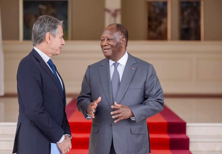 Quatrième Image de Politique. L'entretien entre le Président de la République, Alassane Ouattara, et le Secrétaire d'État des États-Unis d'Amérique, Antony Blinken, ce mardi, a été l'occasion de souligner et d'approfondir le partenariat exceptionnel entre la Côte d’Ivoire et les États-Unis. Ce partenariat s'étend sur plusieurs domaines cruciaux, façonnant ainsi une relation solide entre les deux nations. Dans le domaine des échanges commerciaux, les deux leaders ont échangé des perspectives sur le renforcement des liens économiques entre la Côte d'Ivoire et les États-Unis. Ils ont discuté des opportunités de partenariats commerciaux mutuellement bénéfiques, explorant des moyens d'encourager les investissements et de favoriser la croissance économique des deux pays. La santé a également été un sujet de discussion majeur. Les dirigeants ont exprimé leur engagement commun envers la promotion de la santé publique et ont évoqué des initiatives conjointes visant à renforcer les systèmes de santé, à améliorer l'accès aux soins et à faire face aux défis sanitaires mondiaux, notamment la pandémie de COVID-19. Un autre point fort de la conversation a été la sécurité alimentaire. Les deux parties ont partagé leurs expériences et leurs pratiques exemplaires en matière de sécurité alimentaire, explorant des moyens d'accroître la résilience des communautés face aux défis liés à la disponibilité des denrées alimentaires et à la nutrition. La digitalisation a été abordée en tant que catalyseur du progrès économique. Les discussions ont porté sur la promotion des technologies de l'information et de la communication (TIC) pour stimuler l'innovation, améliorer l'efficacité des services publics et favoriser le développement durable. Les deux leaders ont souligné l'importance de l'inclusion numérique pour garantir que les avantages de la digitalisation soient accessibles à tous les segments de la société. En ce qui concerne les questions régionales et internationales, la lutte contre le terrorisme a été un point central. Les deux dirigeants ont réaffirmé leur engagement commun à lutter contre cette menace mondiale, échangeant des perspectives sur des stratégies efficaces et des collaborations renforcées pour assurer la sécurité régionale et internationale. Le règlement pacifique des conflits a également été un thème de discussion significatif. Les leaders ont partagé leurs visions sur la résolution des différends, soulignant l'importance du dialogue, de la diplomatie et de la médiation pour prévenir et résoudre les conflits régionaux et internationaux. En conclusion, l'entretien entre le Président Alassane Ouattara et le Secrétaire d'État Antony Blinken a mis en lumière la profondeur et la diversité du partenariat entre la Côte d'Ivoire et les États-Unis. Les deux pays ont exprimé leur détermination à renforcer leur coopération dans des domaines cruciaux tels que le commerce, la santé, la sécurité alimentaire et la digitalisation, tout en soulignant leur alignement sur des questions régionales et internationales clés. Cette rencontre a jeté les bases d'une collaboration continue et fructueuse entre les deux nations, avec des perspectives prometteuses pour l'avenir.