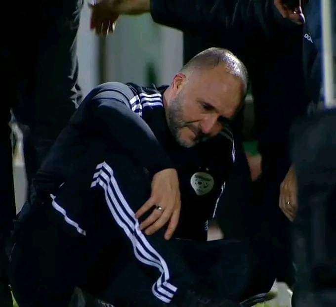 Quatrième Image de Football. Des supporters algériens passionnés ont récemment fait la une des journaux en tentant d'envahir l'hôtel de la délégation algérienne. Leur colère semblait dirigée vers le président, les joueurs et l'entraîneur emblématique Djamel Belmadi. Ces événements tumultueux ont jeté une ombre sur le monde du football algérien et suscité des spéculations quant à l'avenir de l'équipe nationale. Selon des sources non confirmées mais persistantes, Djamel Belmadi aurait informé les joueurs de sa démission lors d'une réunion dans les vestiaires. Cependant, aucune annonce officielle n'a encore été faite, laissant la situation dans un état de suspense et de spéculation. Les jours à venir seront cruciaux pour éclaircir les circonstances entourant cette possible démission et les répercussions qu'elle pourrait avoir sur le paysage du football algérien. Ces supporters, souvent considérés comme le cœur battant de la passion sportive, ont manifesté leur frustration de manière intense en cherchant à pénétrer dans l'hôtel de l'équipe nationale. Cet incident, bien qu'isolé, soulève des questions plus larges sur la relation entre les supporters et les équipes nationales, ainsi que sur les pressions et les attentes qui pèsent sur les épaules des joueurs et des entraîneurs. L'ampleur de cet incident indique également un mécontentement profond et généralisé parmi les supporters, suggérant des problèmes plus profonds au sein de la fédération de football et de l'équipe nationale elle-même. Les raisons précises de la colère des supporters ne sont peut-être pas claires, mais ces événements mettent en lumière la nécessité d'une réflexion approfondie sur la gestion du football en Algérie. Djamel Belmadi, en particulier, est une figure emblématique du football algérien, ayant conduit l'équipe nationale à des succès notables au cours de son mandat. Sa démission potentielle, si confirmée, pourrait marquer la fin d'une ère et soulever des questions sur la stabilité et la direction future de l'équipe. Les supporters, souvent passionnés et exigeants, expriment ainsi leur désir de voir des performances exceptionnelles de leur équipe nationale et peuvent percevoir toute défaillance comme une déception personnelle. L'absence d'une déclaration officielle ajoute à la confusion ambiante, laissant place à des rumeurs et des spéculations qui se propagent rapidement. La fédération de football et les responsables de l'équipe nationale sont confrontés à la pression de clarifier la situation rapidement pour apaiser les inquiétudes des supporters et rétablir la confiance dans la gestion du football algérien. Au-delà de l'aspect sportif, ces événements soulignent également les défis plus larges auxquels sont confrontées les équipes nationales dans le monde entier. Les attentes élevées, les critiques passionnées et les réactions impulsives des supporters font partie intégrante du paysage du sport moderne. Cependant, la manière dont les institutions réagissent à de telles situations peut définir la manière dont le sport est perçu et soutenu à l'échelle nationale. La nécessité d'une communication transparente et d'une gestion efficace des crises devient évidente dans de telles circonstances. Les dirigeants sportifs doivent être prêts à faire face aux pressions externes tout en maintenant la cohésion interne de l'équipe. La gestion des attentes des supporters et la communication ouverte peuvent jouer un rôle crucial dans la préservation de la stabilité et de la confiance au sein d'une équipe nationale. En conclusion, les événements récents autour de la tentative d'intrusion des supporters dans l'hôtel de la délégation algérienne et les spéculations sur la démission de Djamel Belmadi soulèvent des questions profondes sur la gestion du football en Algérie. Ils mettent en lumière les défis auxquels sont confrontées les équipes nationales, tant sur le plan sportif que sur le plan institutionnel. La réaction des autorités sportives dans les jours à venir déterminera en grande partie la manière dont ces événements seront perçus et traités, non seulement par les supporters, mais aussi par la communauté sportive internationale.