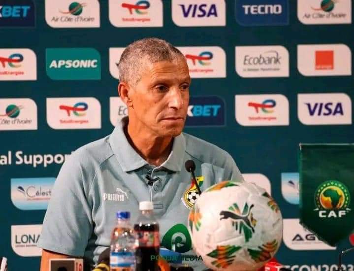 Image de Football. La Fédération ghanéenne de football a récemment secoué le monde du sport en annonçant le licenciement immédiat de Chris Hughton de son poste d'entraîneur-chef de l'équipe nationale senior. Cette décision radicale a envoyé des ondes de choc à travers la communauté du football ghanéen et a suscité de vives réactions dans le monde entier. L'éviction de Chris Hughton de son rôle de guide des Black Stars marque la fin d'une ère qui avait commencé avec des espoirs élevés et des attentes considérables. Nommé à ce poste prestigieux il y a seulement quelques années, Hughton avait été accueilli avec enthousiasme en raison de son expérience étendue dans le football international. Cependant, malgré les premiers signes prometteurs, les résultats décevants et les performances en dents de scie de l'équipe nationale ont conduit à une impopularité croissante et finalement à son renvoi. Cette décision n'est pas seulement le résultat d'une série de défaites décevantes, mais elle est également accompagnée d'une dissolution complète de l'équipe technique des Black Stars. Les membres du personnel technique, qui ont partagé les hauts et les bas avec Hughton, sont également remerciés, marquant ainsi une refonte totale de la structure et de la direction de l'équipe nationale ghanéenne. Les raisons derrière cette décision radicale n'ont pas été immédiatement divulguées par la Fédération ghanéenne de football. Cependant, des rumeurs circulent sur des désaccords internes, des tensions au sein de l'équipe et des performances jugées insatisfaisantes. Certains observateurs suggèrent que la Fédération avait depuis un certain temps des réserves quant à la capacité de Hughton à guider l'équipe vers le succès, et que ces préoccupations ont finalement abouti à son licenciement. Les supporters des Black Stars, quant à eux, expriment une gamme de réactions allant de la déception à l'espoir d'un renouveau. Certains remettent en question la gestion de la Fédération ghanéenne de football et appellent à une transparence accrue quant aux raisons derrière le limogeage de Hughton et du personnel technique. D'autres voient cela comme une opportunité de repartir de zéro, avec un nouvel entraîneur et une équipe technique fraîche pour redonner vie aux aspirations de succès international de l'équipe nationale. La recherche d'un nouveau chef d'équipe s'annonce maintenant comme une tâche cruciale pour la Fédération. Les spéculations vont bon train quant à qui pourrait être le successeur de Hughton et quelles qualités ce nouvel entraîneur devrait apporter pour remettre les Black Stars sur la voie de la victoire. Certains suggèrent un entraîneur avec une expérience avérée dans la gestion d'équipes nationales, tandis que d'autres insistent sur l'importance d'un leader capable d'insuffler une nouvelle énergie et une nouvelle vision à l'équipe. La dissolution de l'équipe technique signifie également que des postes clés, tels que celui de l'entraîneur adjoint, du préparateur physique et du responsable médical, sont maintenant vacants. La sélection judicieuse de professionnels compétents pour ces rôles revêt une importance capitale, car leur contribution à la formation et au développement des joueurs peut faire la différence sur le terrain. La question des prochains adversaires et compétitions auxquelles les Black Stars participeront ajoute une dimension supplémentaire à cette période de transition. Le nouveau chef d'équipe devra rapidement évaluer le calendrier à venir, élaborer des stratégies de préparation efficaces et mettre en place un plan de jeu qui maximise les chances de succès de l'équipe. En fin de compte, le licenciement de #ChrisHughton et la dissolution de l'équipe technique des Black Stars représentent un tournant majeur dans l'histoire récente du football ghanéen. Alors que les fans attendent avec impatience l'annonce du nouveau leadership, la Fédération ghanéenne de football se trouve à un moment critique où elle doit prendre des décisions éclairées pour revitaliser l'équipe nationale et restaurer la confiance des supporters. Seul le temps dira si cette décision audacieuse s'avérera être la clé du succès attendu ou si elle nécessitera des ajustements ultérieurs pour atteindre les objectifs ambitieux du football ghanéen sur la scène internationale.