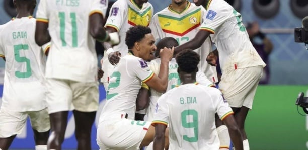 Image de Football. Le parcours du Sénégal à la Coupe d'Afrique des Nations (CAN) 2024 a été jusqu'à présent exemplaire, suscitant des attentes élevées non seulement parmi les supporters, mais aussi dans le monde du football africain et international. Après trois victoires consécutives contre des adversaires redoutables, l'équipe dirigée par Aliou Cissé a clairement démontré sa détermination à conserver son titre et à défier les statistiques souvent défavorables aux champions en titre. Les victoires contre la Gambie, le Cameroun et la Guinée n'étaient pas des tâches faciles. Chaque match a présenté ses propres défis, que ce soit sur le plan tactique, physique ou mental. Cependant, le Sénégal a réussi à surmonter ces obstacles avec une combinaison impressionnante de jeu d'équipe, de compétences individuelles et de stratégie astucieuse. La capacité de l'équipe à marquer huit buts en seulement trois matchs, tout en maintenant une solidité défensive, témoigne de la force et de l'équilibre de l'équipe. Ce succès peut être attribué à plusieurs facteurs. D'abord, le leadership et la vision d'Aliou Cissé, qui a su créer une équipe qui ne dépend pas seulement de ses stars, mais fonctionne comme un collectif bien huilé. L'accent mis sur le jeu d'équipe plutôt que sur les individualités a permis de mettre en valeur les talents de tous les joueurs, créant une force collective redoutable. Les performances des joueurs clés, en particulier Sadio Mané, ont également joué un rôle crucial. Mané, qui est non seulement un talent extraordinaire mais aussi un leader sur et en dehors du terrain, a su insuffler l'esprit de victoire dans l'équipe. Cependant, il est important de souligner que le succès du Sénégal ne repose pas uniquement sur ses épaules ; c'est le résultat d'un effort d'équipe. La prudence et l'humilité restent les mots d'ordre du camp sénégalais. Bien qu'ils soient officiellement parmi les favoris pour remporter le tournoi, Aliou Cissé et ses joueurs sont bien conscients des imprévus du football. Leur stratégie consiste à prendre chaque match comme il vient, se concentrant sur l'adversaire immédiat plutôt que de se laisser distraire par les perspectives futures. Cette approche terre-à-terre est essentielle pour maintenir la concentration et la détermination nécessaires pour triompher dans un tournoi aussi exigeant que la CAN. L'histoire du football africain est jonchée de récits de champions sortants qui n'ont pas réussi à défendre avec succès leur titre. Le Sénégal est donc confronté à un double défi : non seulement ils doivent se battre contre les meilleures équipes du continent, mais ils doivent aussi lutter contre l'histoire. Leur parcours jusqu'à présent a été prometteur, mais la route vers la victoire finale est encore longue et parsemée d'obstacles. Alors que l'équipe se prépare pour les huitièmes de finale, l'enthousiasme et l'optimisme sont élevés, mais le sentiment dominant est celui de la prudence. Le Sénégal sait que chaque match à venir sera une bataille, chaque équipe cherchant à renverser les champions en titre. Leur capacité à rester concentrés, déterminés et unis sera la clé de leur succès continu. Dans cet esprit, il est crucial de se demander : comment le Sénégal peut-il maintenir son élan tout en gérant les attentes et la pression croissantes ? Peuvent-ils continuer à équilibrer l'excellence individuelle avec la force collective pour surmonter les défis futurs et défendre avec succès leur titre ? Cette question reste ouverte, alors que les Lions de la Teranga continuent leur quête pour marquer l'histoire de la CAN.