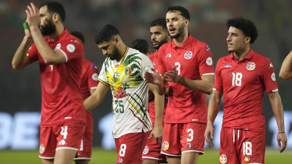 Image de Football. L'Afrique du Sud et la Tunisie, deux nations avec des parcours contrastés dans la Coupe d'Afrique des Nations (CAN), se retrouvent dans une confrontation cruciale pour la qualification en huitièmes de finale de l'édition 2023. La Tunisie, surnommée les "Aigles de Carthage", se trouve dans une position précaire, étant la dernière de son groupe E. Cette position les oblige à remporter leur match contre l'Afrique du Sud à Korhogo pour espérer poursuivre leur aventure dans le tournoi. La situation actuelle de la Tunisie contraste fortement avec son histoire footballistique riche et ses performances passées dans la CAN. Ayant raté leur entrée en lice avec une défaite surprenante contre la Namibie (1-0), les Aigles de Carthage n'ont pu faire mieux qu'un match nul contre le Mali (1-1). Ces résultats mettent en évidence les défis auxquels l'équipe doit faire face, mais aussi la résilience et la détermination nécessaires pour surmonter ces obstacles. Le sélectionneur tunisien, Jalel Kadri, a souligné l'importance de ce match décisif contre l'Afrique du Sud, indiquant qu'il n'y a pas d'autre option que la victoire. Malgré les difficultés initiales, l'équipe a montré des signes d'amélioration, comme l'a mentionné Kadri. Des joueurs tels que Hamza Rafia, buteur du 100e but des Aigles de Carthage en Coupe d'Afrique, et le vétéran Youssef Msakni, avec ses 101 sélections et 23 buts, sont des atouts majeurs pour la Tunisie dans cette quête de victoire. D'autre part, l'Afrique du Sud, connue sous le nom des "Bafana-Bafana" (les Garçons), a montré sa capacité à rebondir après un début difficile. La défaite contre le Mali (2-1) a été suivie d'une victoire éclatante contre la Namibie (4-0), démontrant leur potentiel offensif et leur adaptabilité. Des joueurs comme Themba Zwane, malgré les doutes sur son âge, ont prouvé leur valeur, tandis que Percy Tau s'est racheté de son penalty raté contre le Mali. Un match nul suffirait à l'Afrique du Sud pour avancer, au moins comme l'un des meilleurs troisièmes, avec 4 points. Historiquement, les confrontations entre la Tunisie et l'Afrique du Sud ont toujours été équilibrées, avec deux victoires chacun dans leurs rencontres précédentes en Coupe d'Afrique. Cependant, l'Afrique du Sud a remporté le duel le plus significatif, la finale de 1996 (2-0), un souvenir qui reste gravé dans la mémoire des deux nations. Pour la Tunisie, ce match est l'occasion de réécrire l'histoire et de prouver sa capacité à surmonter les adversités. Avec l'esprit de combativité, l'expérience de joueurs clés, et la stratégie de Kadri, les Aigles de Carthage cherchent à renverser les prédictions et à se frayer un chemin vers les huitièmes de finale. La pression est palpable, mais l'espoir et la détermination sont également présents. Le match contre l'Afrique du Sud représente plus qu'une simple qualification; il symbolise la résilience, l'esprit d'équipe et la passion pour le football. Alors que les deux équipes se préparent pour ce face-à-face décisif, les fans et les analystes sportifs sont témoins de la dynamique et de l'incertitude qui caractérisent la CAN. Ce match est crucial non seulement pour la qualification mais aussi pour l'honneur et le prestige. La Tunisie, avec son dos au mur, doit démontrer sa valeur sur le terrain, tandis que l'Afrique du Sud cherche à maintenir son élan positif. Dans le contexte de ce tournoi, chaque équipe porte les espoirs et les attentes de sa nation, rendant chaque moment sur le terrain d'autant plus significatif. Les enjeux sont élevés, les émotions sont intenses, et le football africain est sur le point de vivre un autre chapitre passionnant de son histoire. La question demeure : Les Aigles de Carthage pourront-ils s'élever au-dessus des défis pour revendiquer leur place dans les huitièmes de finale, ou les Bafana-Bafana continueront-ils leur chemin triomphant dans cette édition de la CAN ?