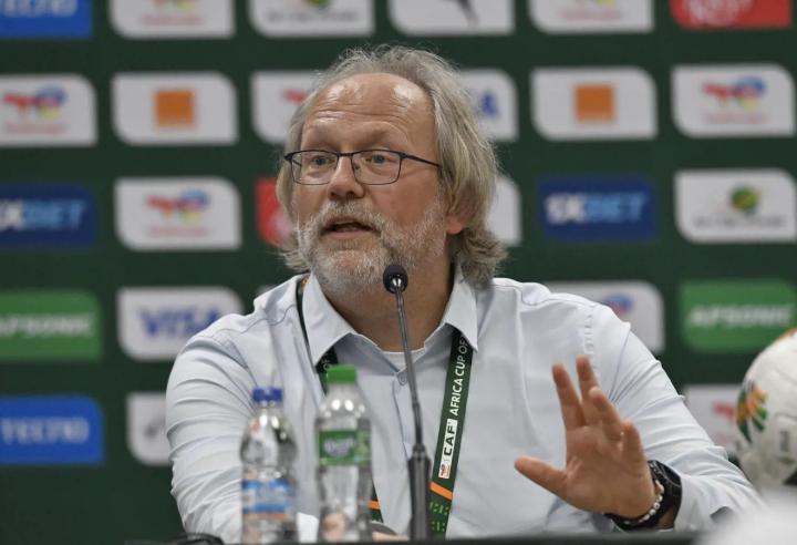 Image de Football. Tom Saintfiet, le sélectionneur belge de la Gambie, a annoncé sa démission de son poste suite à l'élimination de l'équipe dans les phases de poule de la Coupe d'Afrique des Nations 2023. Cette annonce intervient après la défaite de la Gambie contre le Cameroun par un score de 3-2, marquant une fin décevante à leur campagne dans le tournoi. Saintfiet, âgé de 50 ans, a pris la tête de l'équipe gambienne en 2018 et a rapidement marqué l'histoire en menant le pays à sa toute première qualification pour la CAN en 2021. Ce succès historique s'était poursuivi par une impressionnante arrivée en quarts de finale lors de cette édition. Cependant, la CAN 2023 s'est avérée moins fructueuse pour les Scorpions gambiens, l'équipe s'inclinant dans ses trois matchs de groupe face à des adversaires redoutables : le Sénégal, la Guinée et le Cameroun. Lors de la conférence de presse suivant le match contre le Cameroun, Saintfiet a exprimé sa difficulté à prendre cette décision, tout en soulignant que c'était dans le meilleur intérêt de l'équipe nationale gambienne. « J'ai donné tout ce que j'avais au pays, mais je pense qu'il est temps pour quelqu'un d'autre de prendre la relève », a-t-il déclaré, marquant la fin d'une ère qui aura vu la Gambie atteindre de nouveaux sommets dans le football africain. La carrière d'entraîneur de Saintfiet est riche d'expériences à travers l'Afrique, ayant dirigé plusieurs équipes nationales sur le continent, y compris la Namibie, le Zimbabwe, l'Éthiopie, le Malawi et le Togo. Son départ de la Gambie soulève des questions sur l'avenir et la direction de l'équipe, ainsi que sur son prochain poste dans le monde du football. Avec cette démission, Saintfiet laisse derrière lui un héritage significatif et un défi pour son successeur : maintenir le niveau de performance et d'esprit compétitif qu'il a instauré au sein de l'équipe gambienne. La question qui se pose désormais est : qui sera le prochain à prendre les rênes de l'équipe gambienne et pourra-t-il continuer à bâtir sur les fondations posées par Tom Saintfiet ?