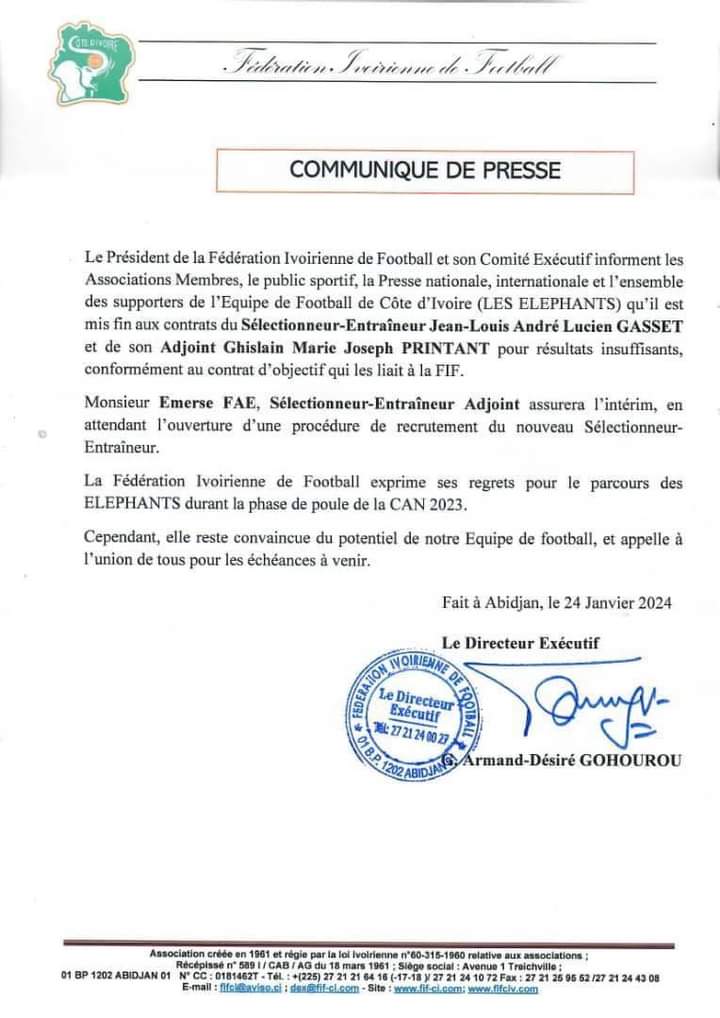 Troisième Image de Football. La nomination de Émerse Faé en tant que nouveau sélectionneur de la Côte d'Ivoire marque un tournant significatif dans le paysage du football ivoirien. Annoncée de manière officielle par la Fédération Ivoirienne de Football, cette décision s'accompagne également du limogeage de l'ancien sélectionneur, Jean Louis Gasset, en raison de résultats jugés insatisfaisants. Faé Émerse, qui occupait précédemment le rôle d'adjoint auprès de Jean Louis Gasset, se voit ainsi propulsé au poste de sélectionneur principal. Cette ascension rapide au sein de l'équipe nationale souligne la confiance que la Fédération place en lui pour redresser la trajectoire de l'équipe. L'ancienne équipe d'encadrement, sous la direction de Gasset, a été confrontée à des performances en deçà des attentes, ce qui a conduit à cette prise de décision radicale. La Fédération Ivoirienne de Football semble avoir opté pour un changement de cap radical en nommant Faé Émerse, espérant ainsi injecter une nouvelle dynamique et une énergie revitalisante dans l'équipe nationale. La promotion de Faé Émerse au poste de sélectionneur principal est d'autant plus notable du fait qu'il a été pendant un certain temps l'adjoint de Gasset. Cette continuité dans le choix des membres du staff technique indique une volonté de maintenir une certaine stabilité tout en introduisant une direction nouvelle et peut-être plus inspirante. Un élément intéressant à noter est la décision d'associer Faé Émerse à d'autres anciens internationaux ivoiriens pour l'assister dans ses nouvelles fonctions. Alain Gouaméné et Arouna Dindané, figures bien connues du football ivoirien, apporteront sans aucun doute leur expérience et leur connaissance du jeu pour soutenir Faé dans sa mission de redynamiser l'équipe. La nomination de Faé Émerse ouvre également la porte à des spéculations sur la vision stratégique qu'il pourrait apporter à l'équipe. Les partisans du changement espèrent voir une approche tactique innovante et une gestion efficace des ressources humaines pour maximiser le potentiel des joueurs. D'un autre côté, il y a probablement des attentes élevées vis-à-vis de Faé Émerse, compte tenu de la renommée de la Côte d'Ivoire dans le monde du football africain. Les supporters attendent des résultats positifs et un redressement rapide des performances de l'équipe nationale sous sa direction. En conclusion, la nomination de Émerse Faé comme nouveau sélectionneur de la Côte d'Ivoire marque un chapitre important dans l'histoire récente du football ivoirien. Cette décision n'est pas seulement un changement de personnel, mais elle symbolise un changement de cap, avec l'espoir que sous la direction de Faé Émerse et de son équipe d'encadrement, l'équipe nationale retrouvera sa gloire passée et compétira avec succès sur la scène internationale. Les prochains mois seront cruciaux pour observer l'impact de cette décision sur le terrain et évaluer la réussite de Faé Émerse en tant que sélectionneur.