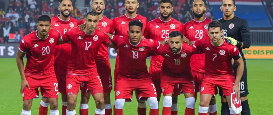 Image de Football. La sortie prématurée de la Tunisie de la Coupe d'Afrique des Nations 2023 constitue un coup dur pour les Aigles de Carthage. En concédant un match nul 0-0 face à l'Afrique du Sud, la Tunisie a terminé à la dernière place du groupe E, mettant ainsi fin à ses espoirs de progresser dans la compétition. La défaite est d'autant plus amère que les Tunisiens avaient la possibilité de se qualifier pour les huitièmes de finale en remportant ce dernier match du premier tour. Cependant, leur approche semble avoir été plus axée sur la préservation du match nul que sur la recherche active de la victoire. Tout au long de la rencontre, l'équipe tunisienne a montré une réticence à prendre des risques offensifs, ne parvenant guère à mettre en danger le gardien sud-africain. Le résultat nul et vierge a privé les supporters d'un grand spectacle sur le terrain, mais il a offert à l'Afrique du Sud la qualification tant convoitée pour les huitièmes de finale. En revanche, la Tunisie se retrouve au bas du tableau du groupe E, derrière des équipes telles que le Mali, l'Afrique du Sud et la Namibie. Cette élimination prématurée soulève des questions sur la tactique et la préparation de l'équipe tunisienne pour ce tournoi majeur. Les supporters et les observateurs du football se demandent ce qui a conduit à cette performance décevante et quels ajustements pourraient être nécessaires pour améliorer les performances futures de l'équipe nationale. En examinant de plus près le parcours de la Tunisie tout au long du tournoi, il devient évident que des défis persistent. Des analyses approfondies des matches précédents révèlent des lacunes défensives, un manque d'efficacité offensive et des choix tactiques discutables. Ces facteurs ont peut-être contribué à la position difficile dans laquelle se trouve actuellement l'équipe. Au-delà des aspects tactiques et techniques, il est essentiel d'évaluer l'état d'esprit et la motivation des joueurs. La déception de l'élimination précoce peut avoir des répercussions psychologiques sur l'équipe. Les dirigeants et le staff technique devront travailler à maintenir la cohésion et à stimuler la confiance des joueurs en vue des futurs engagements. En fin de compte, l'élimination de la Tunisie de la CAN 2023 soulève des questions importantes quant à l'avenir du football dans le pays. Comment les responsables du football tunisien envisagent-ils de reconstruire et de renforcer l'équipe nationale après cette déception ? Quelles leçons peuvent être tirées de cette expérience pour améliorer la préparation et les performances lors des prochains tournois internationaux ? En somme, la déception actuelle offre une opportunité de réflexion et de réforme. Les supporters et les passionnés de football en Tunisie attendent avec impatience des réponses et des actions concrètes pour remettre l'équipe nationale sur la voie du succès. Comment le football tunisien se relèvera-t-il de cette épreuve et quels changements seront apportés pour garantir un avenir plus prometteur ?