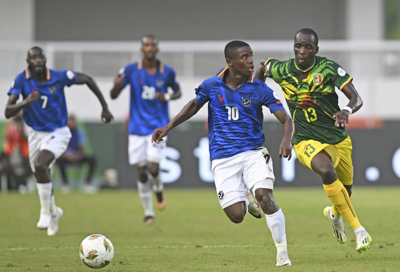 Image de Football. Dans le cadre de la Coupe d'Afrique des Nations 2024, la confrontation entre la Namibie et le Mali s'est soldée par un match nul (0-0) ce mercredi 24 janvier à San Pedro. Malgré un manque d'efficacité offensive, ce résultat a permis à ces deux équipes de poursuivre leur aventure dans le tournoi. Le Mali, qui a dominé le groupe E avec 5 points, a affiché une supériorité en termes de possession de balle face à la Namibie, mais a manqué de tranchant pour concrétiser ses actions. Avec seulement deux tirs cadrés, les Aigles n'ont pas réussi à percer la défense namibienne. De son côté, la Namibie, bien que moins offensive avec une unique frappe cadrée, a su résister efficacement. Terminant troisième du groupe avec 4 points, elle a néanmoins assuré sa place parmi les meilleurs troisièmes, se qualifiant ainsi pour les huitièmes de finale. Ce match sans but ni éclat offensif n'a pas manqué de moments de tension. La Namibie a créé un premier frisson avec une frappe de Prins Tjiueza qui a heurté le montant droit du but malien à la 16e minute. Côté malien, Ibrahim Sissoko a raté une occasion en or à la 72e minute, manquant de précision dans la surface adverse. Le Mali a eu une autre chance de prendre l'avantage lors d'un coup franc d’Amadou Dante à la 85e minute, qui s'est finalement transformé en corner, sans toutefois changer le cours du jeu. Le match s'est terminé sans qu'aucune des deux équipes ne parvienne à trouver le chemin des filets. Cette performance modeste, bien que suffisante pour passer au tour suivant, soulève des questions sur la capacité de ces équipes à affronter des adversaires plus redoutables dans les phases à élimination directe. La Namibie et le Mali devront indubitablement rehausser leur niveau de jeu pour espérer progresser dans la compétition. Alors que la Namibie et le Mali se préparent pour les huitièmes de finale, ils doivent faire face à des défis importants. Comment ces équipes peuvent-elles améliorer leur efficacité offensive pour faire face à des adversaires potentiellement plus forts dans les prochains tours ?