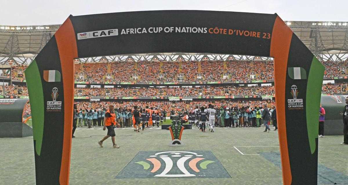 Image de Football. Les huitièmes de finale de la Coupe d'Afrique des Nations (CAN) 2024 promettent des rencontres palpitantes et des confrontations stratégiques, qui pourraient bien redéfinir le paysage footballistique du continent africain. Cette édition, qui a vu des surprises dès la phase de groupes, s'annonce encore plus imprévisible et excitante. L'affiche Angola-Namibie ouvre le bal le 27 janvier. Bien que moins médiatisées, ces deux équipes ont démontré une solidité et une détermination qui pourraient bien créer la surprise. L'Angola, avec sa jeunesse prometteuse, et la Namibie, avec son style de jeu pragmatique, sont prêtes à déjouer tous les pronostics. Le choc Nigeria-Cameroun est un classique du football africain. Ces deux géants du continent, avec un riche héritage dans la compétition, vont se livrer un duel où chaque détail compte. Le Nigeria, avec son attaque fulgurante, et le Cameroun, réputé pour sa robustesse défensive, promettent un spectacle de haut niveau. Le Mali et le Burkina Faso, deux équipes considérées comme des outsiders pour le titre, se rencontrent dans un derby ouest-africain captivant. Les deux équipes, connues pour leur jeu collectif et leur discipline tactique, auront à cœur de prouver leur valeur sur la scène continentale. Le match entre le Sénégal et la Côte d'Ivoire est sans doute l'affiche la plus attendue de ces huitièmes de finale. Le Sénégal, tenant du titre, affiche une forme impressionnante, tandis que la Côte d'Ivoire, bien que qualifiée in extremis, reste une nation de football redoutable avec un potentiel offensif indéniable. Ce match est une véritable épreuve de force, un test pour les deux équipes, qui aspirent à aller le plus loin possible dans la compétition. La Guinée Équatoriale, surprenante première de son groupe, affronte la Guinée dans un match qui s'annonce tactiquement intéressant. La Guinée Équatoriale, emmenée par son buteur Emilio Nsue, voudra confirmer sa bonne forme, tandis que la Guinée cherchera à imposer son expérience. L'Égypte, recordman des titres en CAN, a une tâche difficile face à une équipe de la RD Congo qui a montré de belles choses lors du premier tour. L'Égypte, qui a souvent brillé dans les grandes occasions, devra se surpasser pour continuer son aventure. Les matches Cap-Vert-Mauritanie et Maroc-Afrique du Sud complètent ce tableau des huitièmes. Ces confrontations, bien que moins glamour sur le papier, sont l'essence même de la CAN : des équipes qui se battent pour chaque ballon, avec l'ambition de marquer l'histoire. La CAN 2024 nous rappelle l'importance de l'unité, de la passion, et de la compétition saine dans le football. Chaque match est une célébration du talent africain et une démonstration de la diversité tactique et technique du continent. En conclusion, ces huitièmes de finale de la CAN 2024 sont le théâtre d'affrontements qui vont au-delà du simple jeu. Ils sont le reflet d'une Afrique dynamique, passionnée et pleine de surprises. Ces matches sont une vitrine pour des talents souvent méconnus et une occasion pour les nations de briller sur la scène internationale. Avec des équipes ambitieuses et déterminées, cette phase à élimination directe s'annonce comme un festival de football, où chaque équipe cherchera à laisser une empreinte indélébile. Dans ce contexte, une question se pose : quelles leçons pouvons-nous tirer de cette compétition en termes de développement du football africain et de sa représentation sur la scène mondiale?