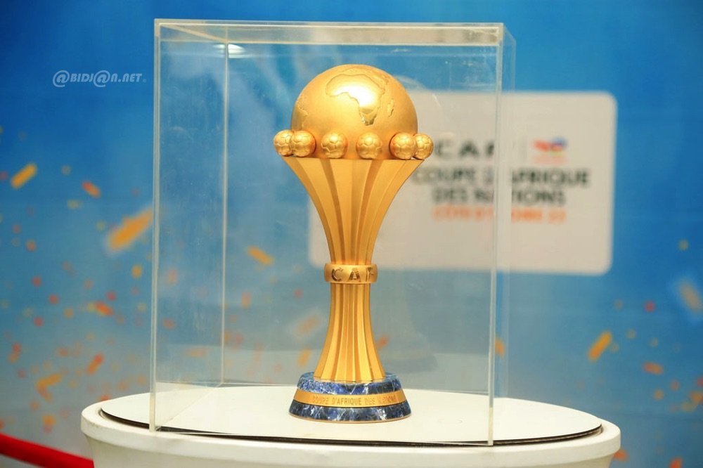 Image de Football. La phase de poules de la Coupe d'Afrique des Nations 2023 s'est clôturée, délivrant un spectacle captivant et des résultats surprenants. Après trois journées intenses, marquées par des moments émotionnels forts, les équipes qualifiées pour les huitièmes de finale sont désormais connues, créant une atmosphère de suspense et d'excitation parmi les fans de football du continent. Le coup d'envoi des hostilités sera donné le samedi 27 janvier avec le choc très attendu entre le Nigeria et le Cameroun. Ces deux géants du football africain s'affronteront dans une confrontation qui s'annonce explosive, promettant un spectacle de haute intensité. Le lendemain, les projecteurs se tourneront vers le duel entre la Guinée et la Guinée Équatoriale, ainsi que le face-à-face entre l'Égypte et la RD Congo, offrant aux amateurs de football des rencontres palpitantes. Le lundi 29 janvier réserve un autre moment fort avec le tenant du titre sénégalais croisant le fer avec l'hôte ivoirien. La qualification de la Côte d'Ivoire s'est jouée dans un suspense intense, grâce à la victoire des Marocains sur la Zambie. Cette confrontation entre le Sénégal et la Côte d'Ivoire s'annonce comme l'un des temps forts de ces huitièmes de finale, avec les deux équipes aspirant à la gloire continentale. Les Lions de l'Atlas du Maroc clôtureront ces huitièmes de finale le mardi 30 janvier à 21h, en affrontant l'Afrique du Sud. Cette rencontre sera l'occasion pour les Marocains de confirmer leur statut de prétendants sérieux au titre, tandis que l'Afrique du Sud cherchera à créer la surprise et à se hisser plus loin dans la compétition. Le tableau des huitièmes de finale révèle également d'autres duels passionnants, tels que l'affrontement entre l'Angola et la Namibie le samedi 27 janvier à 18h, suivi du match entre le Cap Vert et la Mauritanie le lundi 29 janvier à la même heure. Le mardi 30 janvier à 18h, le Mali et le Burkina Faso se disputeront une place en quarts de finale dans un duel qui s'annonce intense et disputé. Au-delà des résultats sportifs, la CAN 2023 est également le théâtre de moments de solidarité, de fair-play et de célébration de la diversité culturelle africaine. Les supporters venus de tous les coins du continent convergent vers les stades, créant une ambiance unique et festive. Les scènes de joie, de tristesse, et d'unité sont autant d'éléments qui rendent cette compétition exceptionnelle. En outre, la CAN 2023 est l'occasion pour les jeunes talents émergents de se faire remarquer à l'échelle internationale. Des joueurs peu connus ont déjà ébloui les observateurs par leurs performances exceptionnelles, mettant en lumière le potentiel du football africain. Cette compétition sert de vitrine pour la richesse du vivier de talents sur le continent. Cependant, la CAN n'est pas seulement un événement sportif majeur ; elle est également un catalyseur de discussions plus larges sur des enjeux sociaux, économiques et politiques. Les débats sur la place du sport dans le développement des nations, l'impact des compétitions sur les infrastructures locales, et la question de l'égalité des genres dans le football sont autant de sujets qui émergent pendant cette période. Alors que les équipes se préparent pour les huitièmes de finale, les passionnés de football et les observateurs du continent sont suspendus à chaque moment de cette compétition pleine de rebondissements. Les surprises, les exploits individuels et les moments de gloire collective contribuent à forger la légende de la CAN 2023. Dans l'effervescence de cet événement continental, une question demeure : quelles équipes émergeront comme les héros incontestés de cette édition de la Coupe d'Afrique des Nations ? L'avenir du tournoi réserve-t-il d'autres moments mémorables qui resteront gravés dans l'histoire du football africain ? La réponse ne peut être que spéculative, mais une chose est certaine : l'excitation et l'anticipation restent à leur comble alors que la compétition entre dans sa phase décisive.