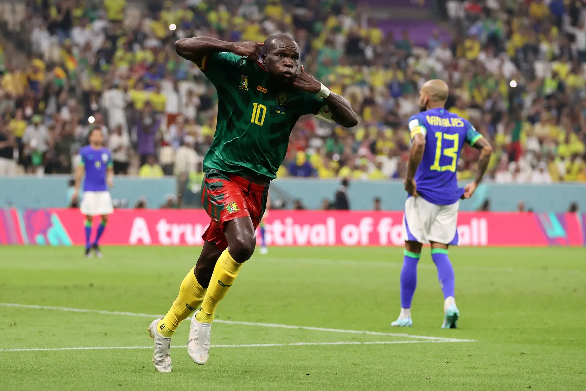 Image de Football. La Coupe d'Afrique des Nations 2023, se déroulant en Côte d'Ivoire, est un événement majeur dans le monde du football, attirant l'attention des fans et des médias du monde entier. Au cœur de cet engouement se trouve la sélection camerounaise, les Lions Indomptables, qui, après un parcours impressionnant en phase de groupes, se préparent pour les huitièmes de finale. Un élément crucial de cette préparation a été le retour à l'entraînement collectif de deux figures emblématiques de l'équipe : Vincent Aboubakar et Clinton Njie. Leur retour est un sujet brûlant dans les actualités sportives, surtout en raison de l'importance de Vincent Aboubakar, capitaine et star de l'équipe. Blessé juste avant le début du tournoi, son absence a été fortement ressentie par l'équipe et les fans. Cependant, après dix jours d'indisponibilité, Aboubakar est de retour, prêt à reprendre sa place sur le terrain. Son rôle en tant que leader et buteur clé est inestimable pour les Lions Indomptables, et son impact potentiel contre le Nigeria est un sujet de grande anticipation. Clinton Njie, un autre joueur clé, apporte également une dynamique importante à l'équipe. Connu pour sa vitesse et sa capacité à créer des occasions, Njie ajoute une autre dimension à l'attaque camerounaise. Leur présence ensemble sur le terrain pourrait être le facteur décisif dans le match à venir contre le Nigeria. Le Nigeria, un adversaire redoutable, est bien connu pour sa force et sa constance dans le football africain. Les confrontations passées entre le Cameroun et le Nigeria ont toujours été intenses et imprévisibles, chaque équipe ayant une histoire riche dans la compétition. Ce match des huitièmes de finale promet d'être un autre chapitre passionnant dans leur rivalité historique. L'importance de ce match dépasse le cadre sportif. Il est également un reflet de la passion et de l'engagement des fans africains envers le football. Les supporters des deux équipes apporteront sans aucun doute une atmosphère électrique au stade Félix Houphouët-Boigny, reflétant la ferveur et la loyauté qui caractérisent les fans de football africain. En dehors des aspects purement sportifs, la CAN est aussi une plateforme pour mettre en lumière les talents africains sur la scène mondiale. Pour des joueurs comme Aboubakar et Njie, c'est une opportunité de démontrer leur valeur non seulement en tant qu'athlètes, mais aussi en tant qu'ambassadeurs de leur pays et du continent. Leurs performances peuvent influencer non seulement le résultat des matchs, mais aussi leurs carrières futures et leurs opportunités au niveau international. La préparation des Lions Indomptables pour ce match crucial est un mélange de tactique, de stratégie et de gestion physique. Le staff technique, dirigé par Rigobert Song, doit s'assurer que l'équipe est prête sur tous les plans. L'intégration d'Aboubakar et Njie dans le schéma tactique sera essentielle, tout en maintenant l'équilibre de l'équipe et en exploitant leurs points forts contre le Nigeria. Le rôle des médias et des journalistes est également central dans la transmission de l'excitation et de l'atmosphère entourant la CAN. Leurs rapports et analyses contribuent à créer un récit autour du tournoi et des matchs, renforçant l'engagement des fans et l'intérêt mondial pour l'événement. Alors que les Lions Indomptables avancent dans le tournoi, avec le retour de joueurs clés et l'anticipation d'un match crucial contre le Nigeria, il est évident que le football africain continue d'exciter et d'inspirer. Chaque match, chaque but, chaque moment de cette compétition apporte son lot de joie, de déception, de suspense et de fierté. En conclusion, avec le retour d'Aboubakar et Njie, les Lions Indomptables sont renforcés et prêts à relever le défi posé par le Nigeria. Leur parcours dans ce tournoi est un témoignage de la résilience, du talent et de la passion qui caractérisent le football africain. Alors que la Coupe d'Afrique des Nations avance, une question se pose : quel impact ces retours auront-ils sur la dynamique de l'équipe camerounaise et comment cela façonnera-t-il leur parcours dans le reste du tournoi ?