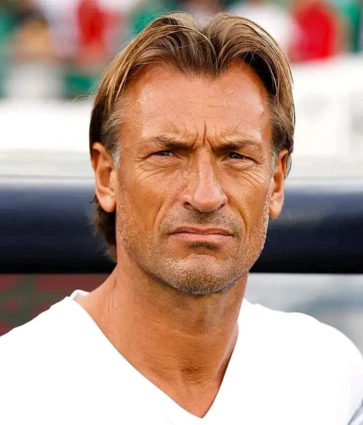 Image de Football. Hervé Renard, l'éminent entraîneur français, se trouve actuellement au cœur d'une situation exceptionnelle qui pourrait redéfinir son parcours professionnel. La Fédération ivoirienne de football a récemment initié des pourparlers avec la Fédération Française de Football dans l'espoir d'obtenir le prêt temporaire de Renard. Cette proposition audacieuse vise à confier la mission de guider les Éléphants ivoiriens lors de la fin de la Coupe d'Afrique des Nations (CAN). L'étonnante requête a été formulée dans l'intention de faire appel aux compétences de l'actuel entraîneur de l'équipe féminine française pour diriger l'équipe masculine ivoirienne pendant la phase finale du tournoi continental. Les Ivoiriens aspirent à ce que Hervé Renard assume le rôle d'entraîneur par intérim, intervenant pendant une période critique de la CAN. La décision de solliciter Hervé Renard n'est pas anodine. Celui-ci jouit d'une réputation distinguée dans le monde du football, particulièrement en Afrique. Ayant précédemment conduit la Zambie à la victoire lors de la CAN 2012, et plus récemment le Maroc à la victoire en 2018, Renard possède une expertise avérée dans la gestion d'équipes nationales africaines. Le fait que la Fédération ivoirienne ait spécifiquement ciblé Renard révèle la confiance qu'elle accorde à son expérience et à sa capacité à mobiliser une équipe pour atteindre des performances remarquables. La volonté d'associer Renard à un projet de sauvetage pour les Éléphants souligne l'importance cruciale de cette compétition pour la nation ivoirienne et ses aspirations à remporter le prestigieux trophée. Cependant, cette proposition inhabituelle repose sur l'approbation de la Fédération Française de Football. Les Ivoiriens attendent avec impatience la réponse officielle de cette dernière, sachant que la libération temporaire de Renard nécessitera une coordination étroite entre les deux fédérations. Du côté de la Fédération Française de Football, la décision de prêter Renard pour la fin de la CAN soulève des questions délicates. Il s'agit de trouver un équilibre entre les intérêts de l'équipe nationale française féminine, actuellement dirigée par Renard, et la possibilité de contribuer au succès d'une équipe africaine masculine pendant une courte période. La négociation entre les deux fédérations pourrait également impliquer des discussions sur les modalités du prêt, telles que la durée, les conditions financières et les garanties de retour de Renard à son poste initial après la conclusion de la CAN. Ces détails logistiques nécessitent une attention minutieuse pour garantir une transition fluide et équitable pour toutes les parties impliquées. Si l'accord est conclu, Hervé Renard se retrouvera donc dans une position unique en tant qu'entraîneur par intérim des Éléphants ivoiriens. Sa mission consistera à apporter son expérience, sa vision tactique et sa capacité à motiver les joueurs pour maximiser leurs performances lors des matches décisifs de la CAN. Cette initiative soulève également des questions plus larges sur la collaboration internationale dans le monde du football. Le prêt d'entraîneurs entre fédérations nationales est une pratique rare, mais cette situation exceptionnelle pourrait ouvrir la voie à de nouvelles opportunités de partage de compétences et de connaissances entre les nations. En conclusion, l'éventualité de voir Hervé Renard prendre les rênes des Éléphants ivoiriens pour la fin de la CAN suscite un intérêt considérable dans le monde du football. Les attentes sont élevées quant à la capacité de Renard à insuffler une nouvelle énergie à l'équipe et à contribuer à son succès dans cette compétition majeure. Reste à attendre la décision de la Fédération Française de Football, qui pourrait marquer un tournant dans la manière dont les entraîneurs nationaux sont prêtés à l'échelle internationale.