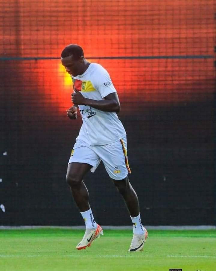 Image de Football. Vincent Aboubacar, le prolifique attaquant camerounais, a récemment effectué un retour tant attendu sur les terrains d'entraînement avec les Lions Indomptables, suscitant un regain d'enthousiasme au sein de l'équipe nationale. La première phase de la compétition avait été marquée par l'absence du buteur en raison d'une blessure, laissant un vide notable dans la formation. La nouvelle de son retour a été accueillie avec une joie palpable par ses coéquipiers, le staff technique et les fervents supporters qui avaient ardemment espéré sa récupération. Aboubacar, réputé pour sa finesse technique et son flair devant le but, représente une pièce maîtresse dans la stratégie offensive de l'équipe camerounaise. Sa présence sur le terrain va au-delà de la simple exécution de tâches individuelles ; elle apporte une dynamique collective, stimulant l'esprit d'équipe et renforçant la confiance des joueurs. La période d'absence d'Aboubacar avait été un défi pour les Lions Indomptables, qui ont dû s'adapter tactiquement et trouver des solutions alternatives en attaque. Son retour, par conséquent, n'est pas seulement un soulagement physique, mais aussi une bouffée d'air frais stratégique pour l'équipe. Les entraînements ont pris une nouvelle dimension avec la présence de l'attaquant vedette, les séances se teintant d'une intensité accrue et d'une concentration renouvelée. Les coéquipiers d'Aboubacar ont témoigné de leur admiration pour sa détermination à récupérer rapidement de sa blessure. Le processus de réadaptation a été ardu, marqué par des séances de rééducation et d'entraînement personnalisées. Sa résilience et son engagement envers son rétablissement ont inspiré l'équipe, créant un lien émotionnel fort entre le joueur et ses pairs. L'entraîneur de l'équipe nationale a souligné l'importance du retour d'Aboubacar, décrivant son impact comme bien au-delà des statistiques de buts. Il a évoqué la dimension psychologique, affirmant que la simple présence de l'attaquant sur le terrain influence positivement l'état d'esprit général de l'équipe. La confiance qu'il insuffle se répercute dans toutes les lignes, de la défense au milieu de terrain, créant une cohésion d'équipe indispensable pour les défis à venir. La perspective de voir Aboubacar fouler à nouveau les pelouses de la compétition a également généré un engouement parmi les supporters. Sa popularité dépasse les frontières du stade, symbolisant l'espoir et la détermination qui caractérisent le sport de haut niveau. Les réseaux sociaux ont été inondés de messages de soutien et d'anticipation, créant une atmosphère vibrante et passionnée autour du retour imminent de l'attaquant. Sur le plan tactique, le retour d'Aboubacar pose des questions intéressantes pour l'entraîneur. Comment intégrer au mieux le buteur dans la formation actuelle sans compromettre l'équilibre tactique trouvé en son absence ? Les ajustements nécessaires seront scrutés avec attention, et l'entraîneur devra trouver le parfait équilibre entre exploiter les forces d'Aboubacar et maintenir la solidité collective acquise pendant son absence. En conclusion, le retour de Vincent Aboubacar aux entraînements avec les Lions Indomptables va bien au-delà de la simple récupération d'un joueur blessé. C'est le retour d'une figure emblématique, d'un leader sur le terrain, et d'un élément clé dans la quête de succès de l'équipe camerounaise. Sa résilience, son impact psychologique et son rôle central dans la stratégie d'attaque font de son retour un moment crucial dans le parcours de l'équipe nationale dans la compétition en cours. Les attentes sont élevées, et les yeux du monde du football sont rivés sur Aboubacar, prêts à célébrer son retour triomphant sur la scène internationale.