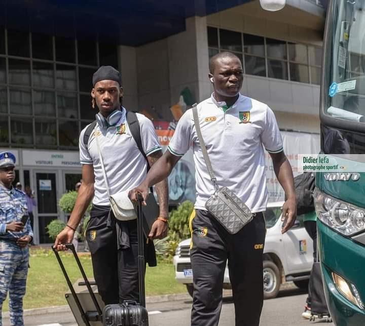 Troisième Image de Football. Vincent Aboubacar, le prolifique attaquant camerounais, a récemment effectué un retour tant attendu sur les terrains d'entraînement avec les Lions Indomptables, suscitant un regain d'enthousiasme au sein de l'équipe nationale. La première phase de la compétition avait été marquée par l'absence du buteur en raison d'une blessure, laissant un vide notable dans la formation. La nouvelle de son retour a été accueillie avec une joie palpable par ses coéquipiers, le staff technique et les fervents supporters qui avaient ardemment espéré sa récupération. Aboubacar, réputé pour sa finesse technique et son flair devant le but, représente une pièce maîtresse dans la stratégie offensive de l'équipe camerounaise. Sa présence sur le terrain va au-delà de la simple exécution de tâches individuelles ; elle apporte une dynamique collective, stimulant l'esprit d'équipe et renforçant la confiance des joueurs. La période d'absence d'Aboubacar avait été un défi pour les Lions Indomptables, qui ont dû s'adapter tactiquement et trouver des solutions alternatives en attaque. Son retour, par conséquent, n'est pas seulement un soulagement physique, mais aussi une bouffée d'air frais stratégique pour l'équipe. Les entraînements ont pris une nouvelle dimension avec la présence de l'attaquant vedette, les séances se teintant d'une intensité accrue et d'une concentration renouvelée. Les coéquipiers d'Aboubacar ont témoigné de leur admiration pour sa détermination à récupérer rapidement de sa blessure. Le processus de réadaptation a été ardu, marqué par des séances de rééducation et d'entraînement personnalisées. Sa résilience et son engagement envers son rétablissement ont inspiré l'équipe, créant un lien émotionnel fort entre le joueur et ses pairs. L'entraîneur de l'équipe nationale a souligné l'importance du retour d'Aboubacar, décrivant son impact comme bien au-delà des statistiques de buts. Il a évoqué la dimension psychologique, affirmant que la simple présence de l'attaquant sur le terrain influence positivement l'état d'esprit général de l'équipe. La confiance qu'il insuffle se répercute dans toutes les lignes, de la défense au milieu de terrain, créant une cohésion d'équipe indispensable pour les défis à venir. La perspective de voir Aboubacar fouler à nouveau les pelouses de la compétition a également généré un engouement parmi les supporters. Sa popularité dépasse les frontières du stade, symbolisant l'espoir et la détermination qui caractérisent le sport de haut niveau. Les réseaux sociaux ont été inondés de messages de soutien et d'anticipation, créant une atmosphère vibrante et passionnée autour du retour imminent de l'attaquant. Sur le plan tactique, le retour d'Aboubacar pose des questions intéressantes pour l'entraîneur. Comment intégrer au mieux le buteur dans la formation actuelle sans compromettre l'équilibre tactique trouvé en son absence ? Les ajustements nécessaires seront scrutés avec attention, et l'entraîneur devra trouver le parfait équilibre entre exploiter les forces d'Aboubacar et maintenir la solidité collective acquise pendant son absence. En conclusion, le retour de Vincent Aboubacar aux entraînements avec les Lions Indomptables va bien au-delà de la simple récupération d'un joueur blessé. C'est le retour d'une figure emblématique, d'un leader sur le terrain, et d'un élément clé dans la quête de succès de l'équipe camerounaise. Sa résilience, son impact psychologique et son rôle central dans la stratégie d'attaque font de son retour un moment crucial dans le parcours de l'équipe nationale dans la compétition en cours. Les attentes sont élevées, et les yeux du monde du football sont rivés sur Aboubacar, prêts à célébrer son retour triomphant sur la scène internationale.