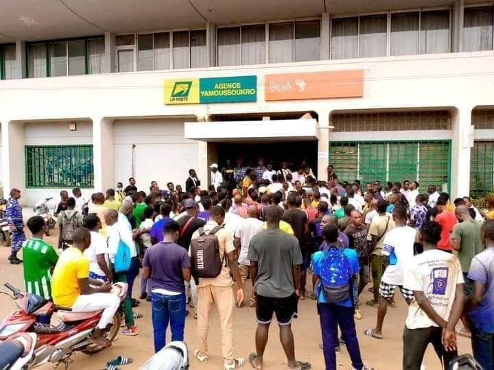 Image de Football. L'effervescence autour du tant attendu Match Côte d'Ivoire - Sénégal atteint des sommets alors que les fervents supporters se précipitent déjà vers les points de vente, animés par un enthousiasme indomptable pour s'assurer les précieux billets. Cette confrontation sportive promet d'être épique, et les aficionados ivoiriens ne veulent absolument pas manquer cette affiche aussi palpitante que plaisante qui se profile à l'horizon. Au cœur de cette fébrilité générale, l'excitation grandissante des fans témoigne de l'importance de cette rencontre pour la communauté sportive ivoirienne. Les discussions passionnées fusent dans les rues, les cafés et les réseaux sociaux, créant une atmosphère électrique où les pronostics s'entremêlent avec les anecdotes mémorables des précédentes confrontations entre les deux équipes. Le Sénégal, redoutable adversaire, se profile comme un défi de taille pour les Ivoiriens. Les espoirs et les attentes reposent non seulement sur les épaules des joueurs, mais également sur l'énergie et le soutien indéfectible du public. Les supporters, véritables acteurs de cette épopée sportive, se préparent à donner de la voix, à brandir fièrement les couleurs de leur équipe, et à créer une ambiance ensorcelante dans les gradins. L'enjeu de cette rencontre dépasse largement le simple résultat sur le terrain. Il s'agit d'une opportunité pour la Côte d'Ivoire de renforcer son statut dans le monde du football, de montrer sa détermination et son talent aux yeux du globe. Les rêves de gloire et de victoire se mêlent aux aspirations de toute une nation, créant une effervescence nationale qui transcende les frontières du stade. La perspective de voir les gradins complets ajoute une dimension particulière à cette anticipation collective. Les organisateurs espèrent que l'afflux massif de supporters créera une atmosphère inoubliable, propulsant les joueurs vers des performances exceptionnelles. Les chants, les encouragements et les clameurs des supporters devraient constituer un douzième homme, poussant l'équipe ivoirienne vers des sommets inexplorés. Les préparatifs vont au-delà de l'achat de billets. Les supporters s'organisent en groupes, confectionnent des banderoles et préparent des chants entraînants pour soutenir leur équipe favorite. Les réseaux sociaux débordent de messages d'encouragement, de mèmes humoristiques et de déclarations de confiance envers les joueurs. C'est une mobilisation générale, une union sacrée autour de l'équipe nationale. Les récits des confrontations précédentes entre la Côte d'Ivoire et le Sénégal sont ressassés avec passion. Chaque moment marquant, chaque but mémorable est évoqué avec émotion, contribuant à forger l'identité de cette rivalité sportive. Les fans se remémorent les exploits passés et nourrissent l'espoir de voir s'écrire un nouveau chapitre glorieux dans l'histoire du football ivoirien. Les enjeux économiques et sociaux ne sont pas en reste. Un match de cette envergure crée une dynamique économique significative, stimulant le secteur du tourisme, de la restauration et du commerce en général. Les entreprises rivalisent d'ingéniosité pour capitaliser sur cet engouement populaire, proposant des promotions spéciales et des événements associés au match. Au-delà du spectacle sportif, le Match Côte d'Ivoire - Sénégal devient ainsi un catalyseur de cohésion nationale, un moment où les citoyens se rassemblent autour d'une passion commune. Les différences de classe sociale, d'ethnie ou de religion s'effacent temporairement devant l'unité retrouvée autour du drapeau national et des exploits de l'équipe nationale. En conclusion, l'approche imminente du Match Côte d'Ivoire - Sénégal a déclenché une effervescence nationale, un mélange d'excitation, d'anticipation et de fierté collective. Les supporters, acteurs incontournables de cette épopée, se préparent à vivre intensément chaque moment de cette rencontre historique. Au-delà du terrain de jeu, c'est toute une nation qui se mobilise pour soutenir son équipe et vivre ensemble une expérience inoubliable.