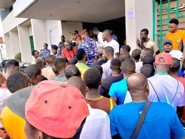 Deuxième Image de Football. L'effervescence autour du tant attendu Match Côte d'Ivoire - Sénégal atteint des sommets alors que les fervents supporters se précipitent déjà vers les points de vente, animés par un enthousiasme indomptable pour s'assurer les précieux billets. Cette confrontation sportive promet d'être épique, et les aficionados ivoiriens ne veulent absolument pas manquer cette affiche aussi palpitante que plaisante qui se profile à l'horizon. Au cœur de cette fébrilité générale, l'excitation grandissante des fans témoigne de l'importance de cette rencontre pour la communauté sportive ivoirienne. Les discussions passionnées fusent dans les rues, les cafés et les réseaux sociaux, créant une atmosphère électrique où les pronostics s'entremêlent avec les anecdotes mémorables des précédentes confrontations entre les deux équipes. Le Sénégal, redoutable adversaire, se profile comme un défi de taille pour les Ivoiriens. Les espoirs et les attentes reposent non seulement sur les épaules des joueurs, mais également sur l'énergie et le soutien indéfectible du public. Les supporters, véritables acteurs de cette épopée sportive, se préparent à donner de la voix, à brandir fièrement les couleurs de leur équipe, et à créer une ambiance ensorcelante dans les gradins. L'enjeu de cette rencontre dépasse largement le simple résultat sur le terrain. Il s'agit d'une opportunité pour la Côte d'Ivoire de renforcer son statut dans le monde du football, de montrer sa détermination et son talent aux yeux du globe. Les rêves de gloire et de victoire se mêlent aux aspirations de toute une nation, créant une effervescence nationale qui transcende les frontières du stade. La perspective de voir les gradins complets ajoute une dimension particulière à cette anticipation collective. Les organisateurs espèrent que l'afflux massif de supporters créera une atmosphère inoubliable, propulsant les joueurs vers des performances exceptionnelles. Les chants, les encouragements et les clameurs des supporters devraient constituer un douzième homme, poussant l'équipe ivoirienne vers des sommets inexplorés. Les préparatifs vont au-delà de l'achat de billets. Les supporters s'organisent en groupes, confectionnent des banderoles et préparent des chants entraînants pour soutenir leur équipe favorite. Les réseaux sociaux débordent de messages d'encouragement, de mèmes humoristiques et de déclarations de confiance envers les joueurs. C'est une mobilisation générale, une union sacrée autour de l'équipe nationale. Les récits des confrontations précédentes entre la Côte d'Ivoire et le Sénégal sont ressassés avec passion. Chaque moment marquant, chaque but mémorable est évoqué avec émotion, contribuant à forger l'identité de cette rivalité sportive. Les fans se remémorent les exploits passés et nourrissent l'espoir de voir s'écrire un nouveau chapitre glorieux dans l'histoire du football ivoirien. Les enjeux économiques et sociaux ne sont pas en reste. Un match de cette envergure crée une dynamique économique significative, stimulant le secteur du tourisme, de la restauration et du commerce en général. Les entreprises rivalisent d'ingéniosité pour capitaliser sur cet engouement populaire, proposant des promotions spéciales et des événements associés au match. Au-delà du spectacle sportif, le Match Côte d'Ivoire - Sénégal devient ainsi un catalyseur de cohésion nationale, un moment où les citoyens se rassemblent autour d'une passion commune. Les différences de classe sociale, d'ethnie ou de religion s'effacent temporairement devant l'unité retrouvée autour du drapeau national et des exploits de l'équipe nationale. En conclusion, l'approche imminente du Match Côte d'Ivoire - Sénégal a déclenché une effervescence nationale, un mélange d'excitation, d'anticipation et de fierté collective. Les supporters, acteurs incontournables de cette épopée, se préparent à vivre intensément chaque moment de cette rencontre historique. Au-delà du terrain de jeu, c'est toute une nation qui se mobilise pour soutenir son équipe et vivre ensemble une expérience inoubliable.