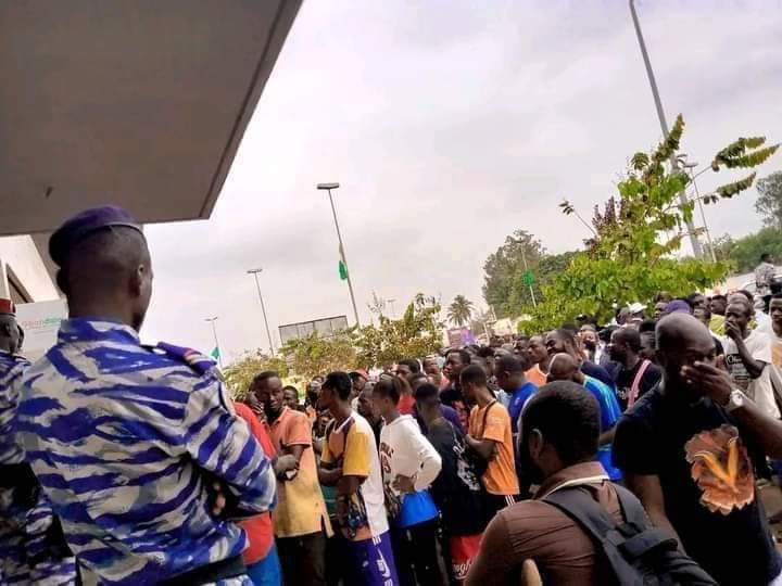 Quatrième Image de Football. L'effervescence autour du tant attendu Match Côte d'Ivoire - Sénégal atteint des sommets alors que les fervents supporters se précipitent déjà vers les points de vente, animés par un enthousiasme indomptable pour s'assurer les précieux billets. Cette confrontation sportive promet d'être épique, et les aficionados ivoiriens ne veulent absolument pas manquer cette affiche aussi palpitante que plaisante qui se profile à l'horizon. Au cœur de cette fébrilité générale, l'excitation grandissante des fans témoigne de l'importance de cette rencontre pour la communauté sportive ivoirienne. Les discussions passionnées fusent dans les rues, les cafés et les réseaux sociaux, créant une atmosphère électrique où les pronostics s'entremêlent avec les anecdotes mémorables des précédentes confrontations entre les deux équipes. Le Sénégal, redoutable adversaire, se profile comme un défi de taille pour les Ivoiriens. Les espoirs et les attentes reposent non seulement sur les épaules des joueurs, mais également sur l'énergie et le soutien indéfectible du public. Les supporters, véritables acteurs de cette épopée sportive, se préparent à donner de la voix, à brandir fièrement les couleurs de leur équipe, et à créer une ambiance ensorcelante dans les gradins. L'enjeu de cette rencontre dépasse largement le simple résultat sur le terrain. Il s'agit d'une opportunité pour la Côte d'Ivoire de renforcer son statut dans le monde du football, de montrer sa détermination et son talent aux yeux du globe. Les rêves de gloire et de victoire se mêlent aux aspirations de toute une nation, créant une effervescence nationale qui transcende les frontières du stade. La perspective de voir les gradins complets ajoute une dimension particulière à cette anticipation collective. Les organisateurs espèrent que l'afflux massif de supporters créera une atmosphère inoubliable, propulsant les joueurs vers des performances exceptionnelles. Les chants, les encouragements et les clameurs des supporters devraient constituer un douzième homme, poussant l'équipe ivoirienne vers des sommets inexplorés. Les préparatifs vont au-delà de l'achat de billets. Les supporters s'organisent en groupes, confectionnent des banderoles et préparent des chants entraînants pour soutenir leur équipe favorite. Les réseaux sociaux débordent de messages d'encouragement, de mèmes humoristiques et de déclarations de confiance envers les joueurs. C'est une mobilisation générale, une union sacrée autour de l'équipe nationale. Les récits des confrontations précédentes entre la Côte d'Ivoire et le Sénégal sont ressassés avec passion. Chaque moment marquant, chaque but mémorable est évoqué avec émotion, contribuant à forger l'identité de cette rivalité sportive. Les fans se remémorent les exploits passés et nourrissent l'espoir de voir s'écrire un nouveau chapitre glorieux dans l'histoire du football ivoirien. Les enjeux économiques et sociaux ne sont pas en reste. Un match de cette envergure crée une dynamique économique significative, stimulant le secteur du tourisme, de la restauration et du commerce en général. Les entreprises rivalisent d'ingéniosité pour capitaliser sur cet engouement populaire, proposant des promotions spéciales et des événements associés au match. Au-delà du spectacle sportif, le Match Côte d'Ivoire - Sénégal devient ainsi un catalyseur de cohésion nationale, un moment où les citoyens se rassemblent autour d'une passion commune. Les différences de classe sociale, d'ethnie ou de religion s'effacent temporairement devant l'unité retrouvée autour du drapeau national et des exploits de l'équipe nationale. En conclusion, l'approche imminente du Match Côte d'Ivoire - Sénégal a déclenché une effervescence nationale, un mélange d'excitation, d'anticipation et de fierté collective. Les supporters, acteurs incontournables de cette épopée, se préparent à vivre intensément chaque moment de cette rencontre historique. Au-delà du terrain de jeu, c'est toute une nation qui se mobilise pour soutenir son équipe et vivre ensemble une expérience inoubliable.